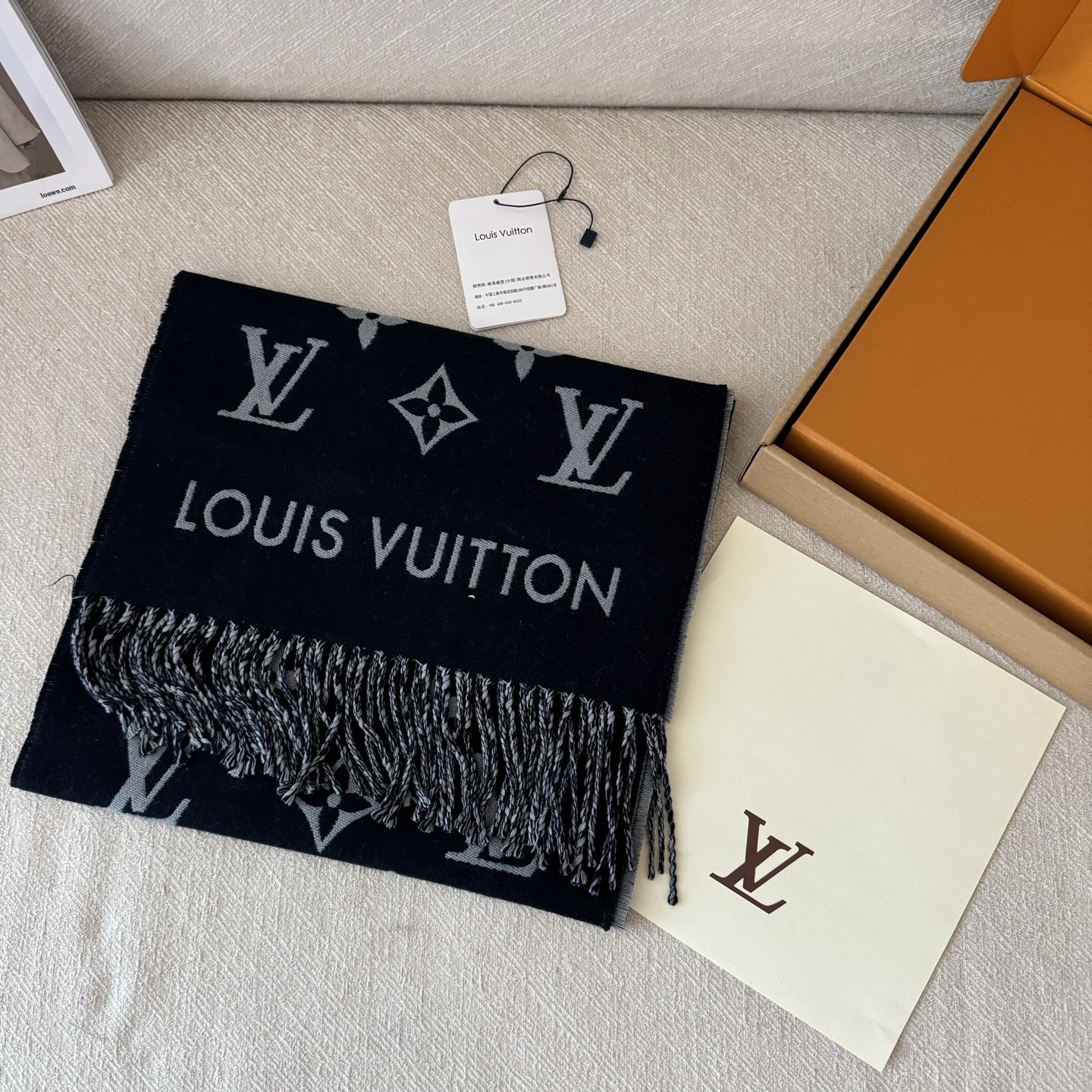 Lv 高品质 ！今年热度最高的围巾All About MNG围巾瞩目放大经典Monogram图案和路易威