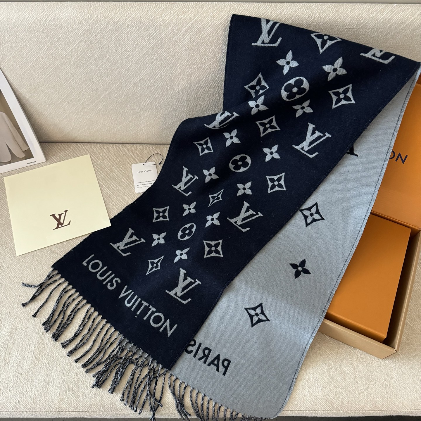 Lv 高品质 ！今年热度最高的围巾All About MNG围巾瞩目放大经典Monogram图案和路易威