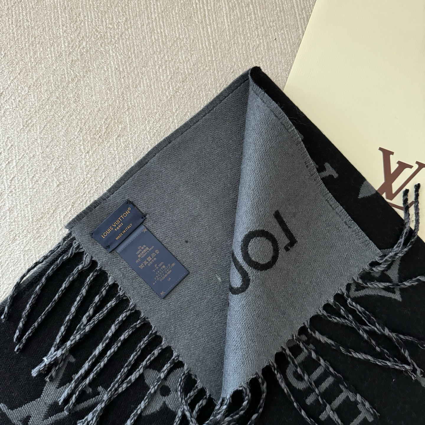 Lv 高品质 ！今年热度最高的围巾All About MNG围巾瞩目放大经典Monogram图案和路易威