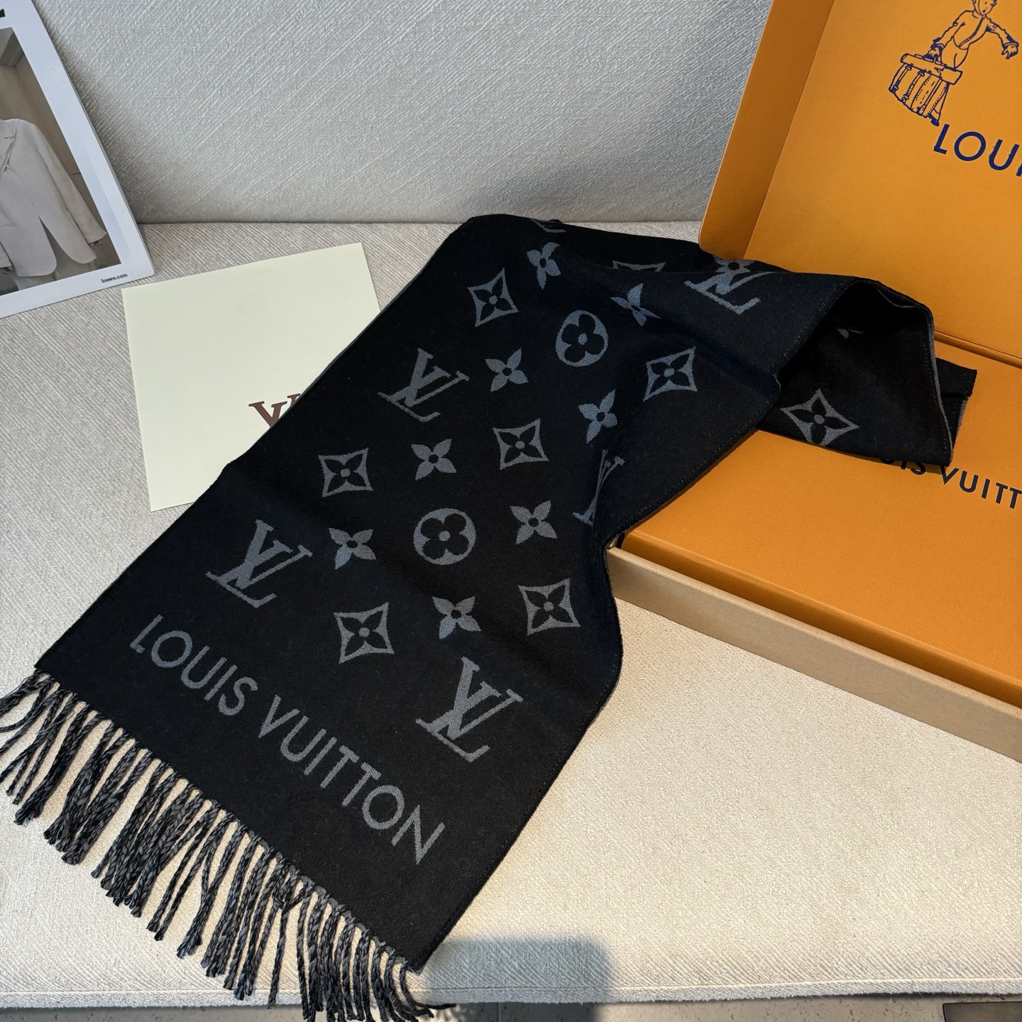 Lv 高品质 ！今年热度最高的围巾All About MNG围巾瞩目放大经典Monogram图案和路易威