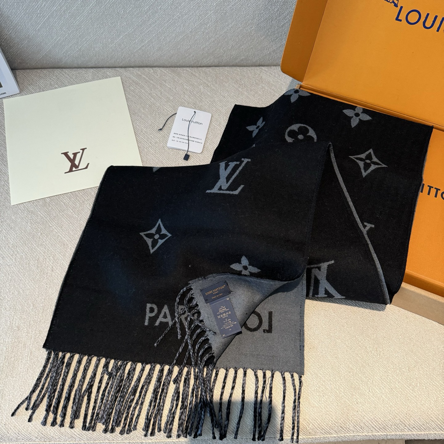 Lv 高品质 ！今年热度最高的围巾All About MNG围巾瞩目放大经典Monogram图案和路易威