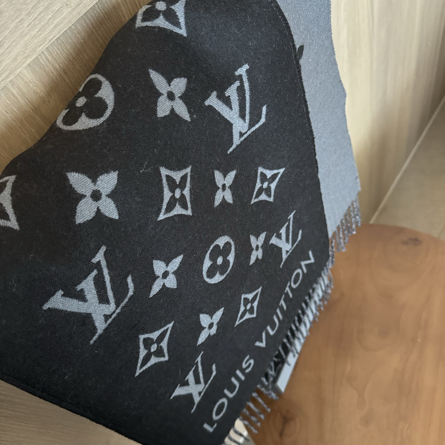 Lv 高品质 ！今年热度最高的围巾All About MNG围巾瞩目放大经典Monogram图案和路易威