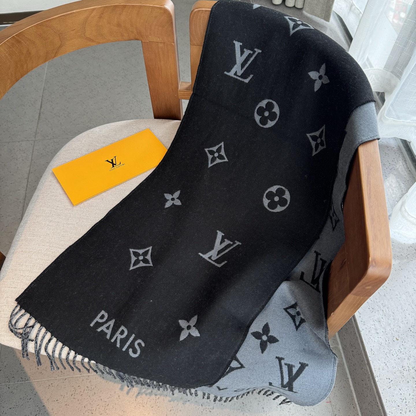 Lv 高品质 ！今年热度最高的围巾All About MNG围巾瞩目放大经典Monogram图案和路易威