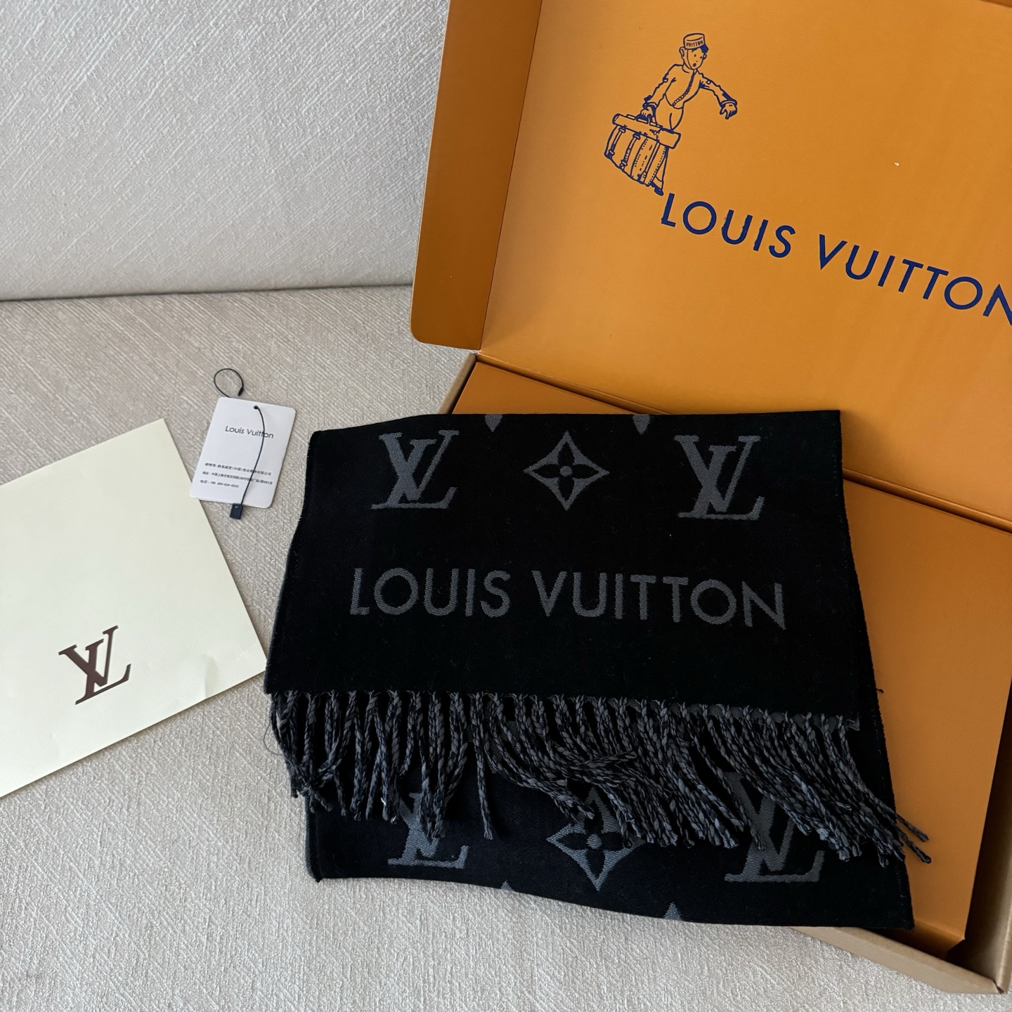 Lv 高品质 ！今年热度最高的围巾All About MNG围巾瞩目放大经典Monogram图案和路易威