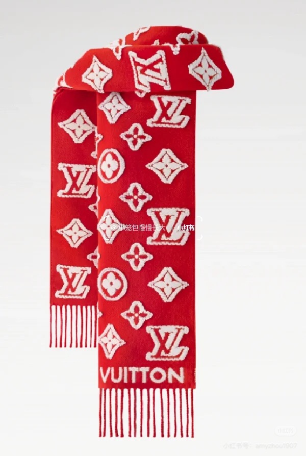 红色出货 LV3D围巾为柔软毛绒混纺织入Monogram图案，再以撞色羊毛皮演绎瞩目3D效果。剪花工艺令