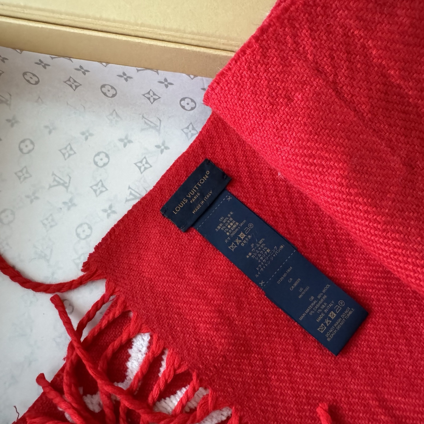 红色出货 LV3D围巾为柔软毛绒混纺织入Monogram图案，再以撞色羊毛皮演绎瞩目3D效果。剪花工艺令