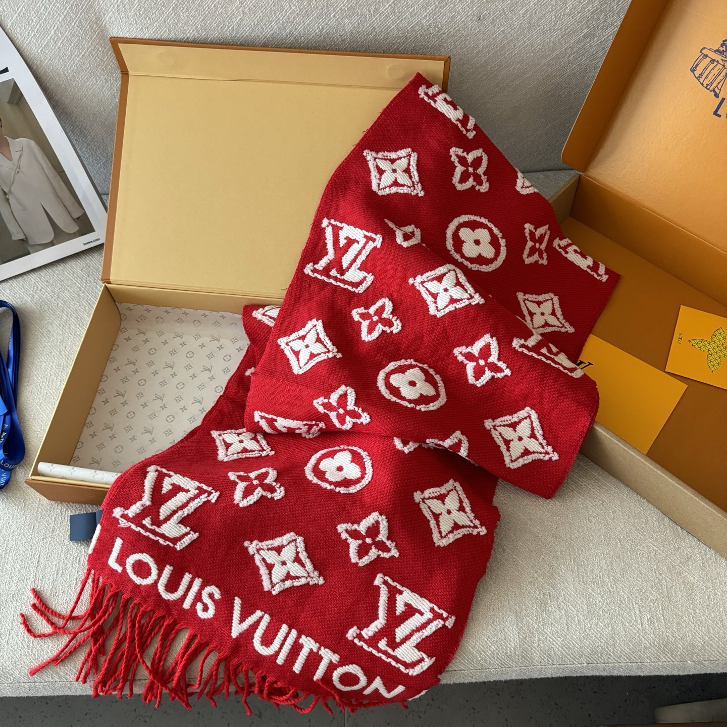 红色出货 LV3D围巾为柔软毛绒混纺织入Monogram图案，再以撞色羊毛皮演绎瞩目3D效果。剪花工艺令