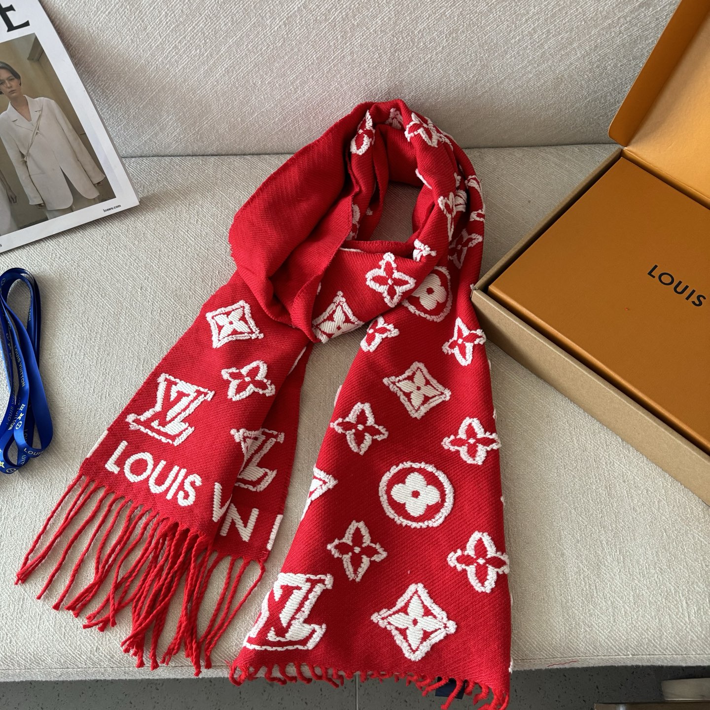 红色出货 LV3D围巾为柔软毛绒混纺织入Monogram图案，再以撞色羊毛皮演绎瞩目3D效果。剪花工艺令