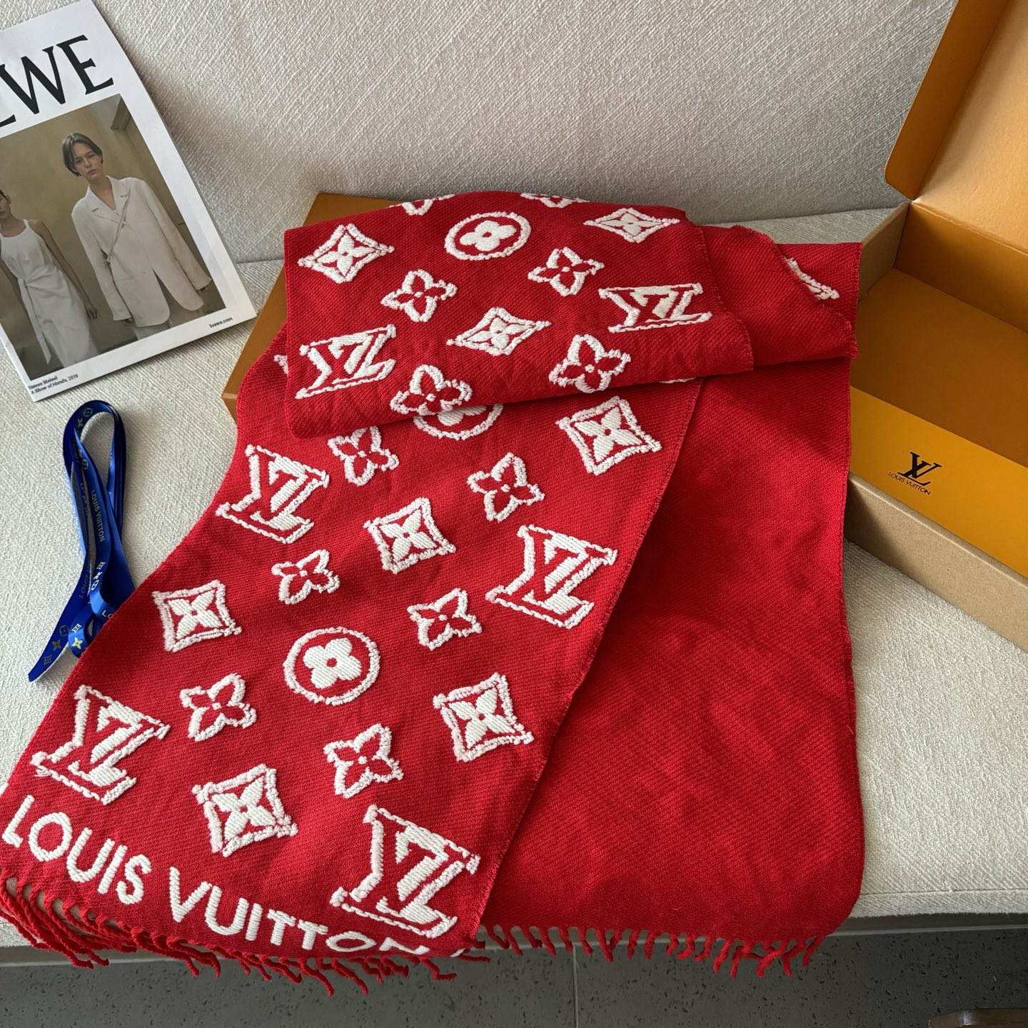 出货 LV3D围巾为柔软毛绒混纺织入Monogram图案，再以撞色羊毛皮演绎瞩目3D效果。剪花工艺令两面