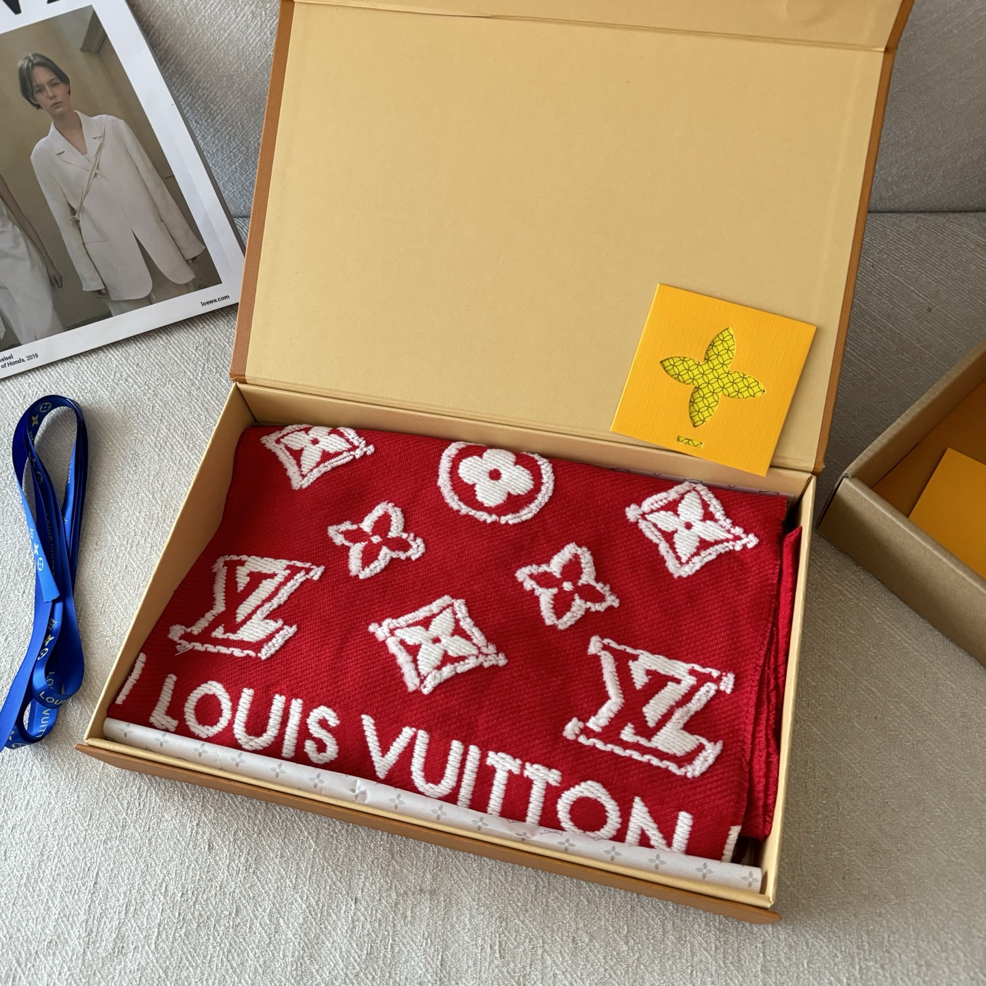 红色出货 LV3D围巾为柔软毛绒混纺织入Monogram图案，再以撞色羊毛皮演绎瞩目3D效果。剪花工艺令