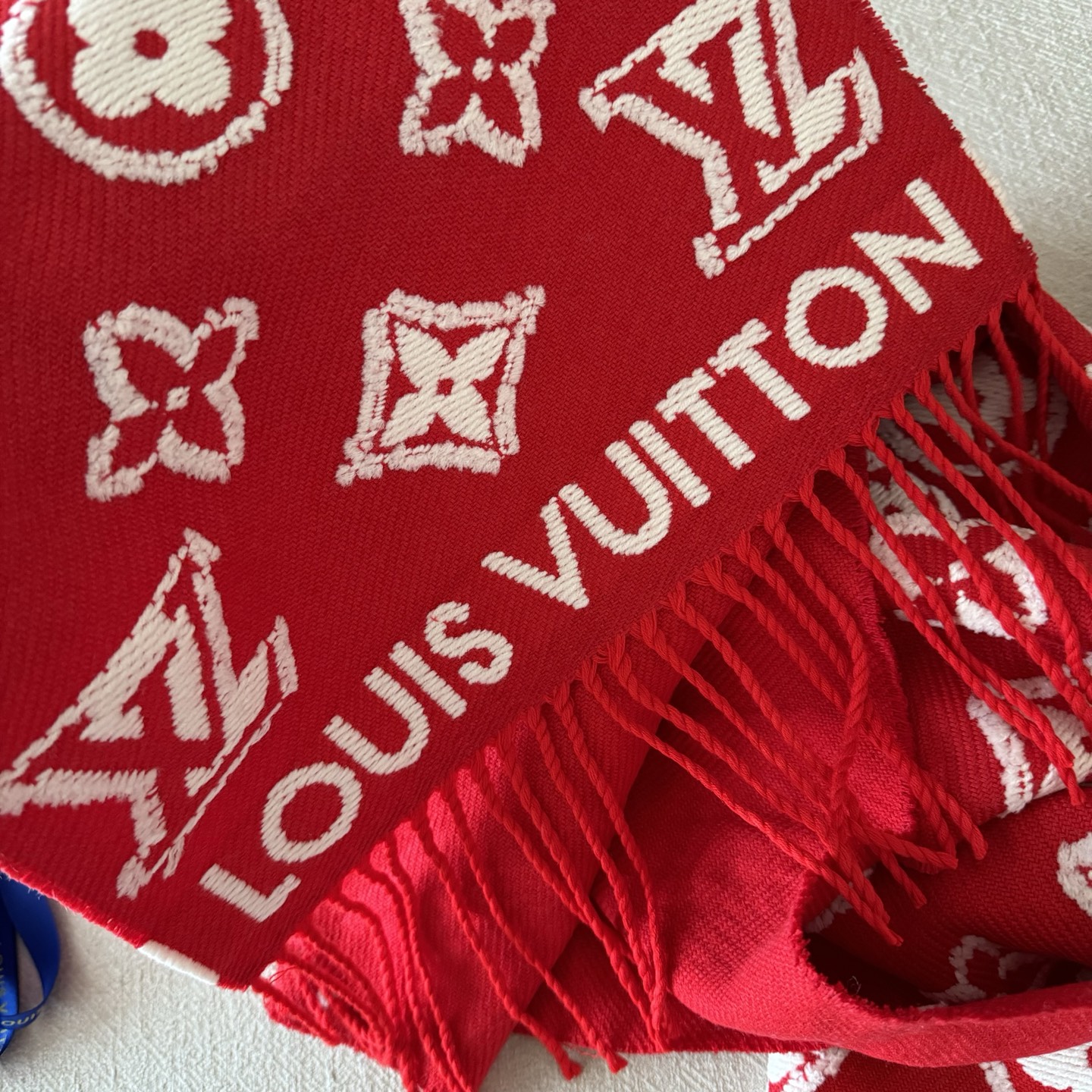 红色出货 LV3D围巾为柔软毛绒混纺织入Monogram图案，再以撞色羊毛皮演绎瞩目3D效果。剪花工艺令