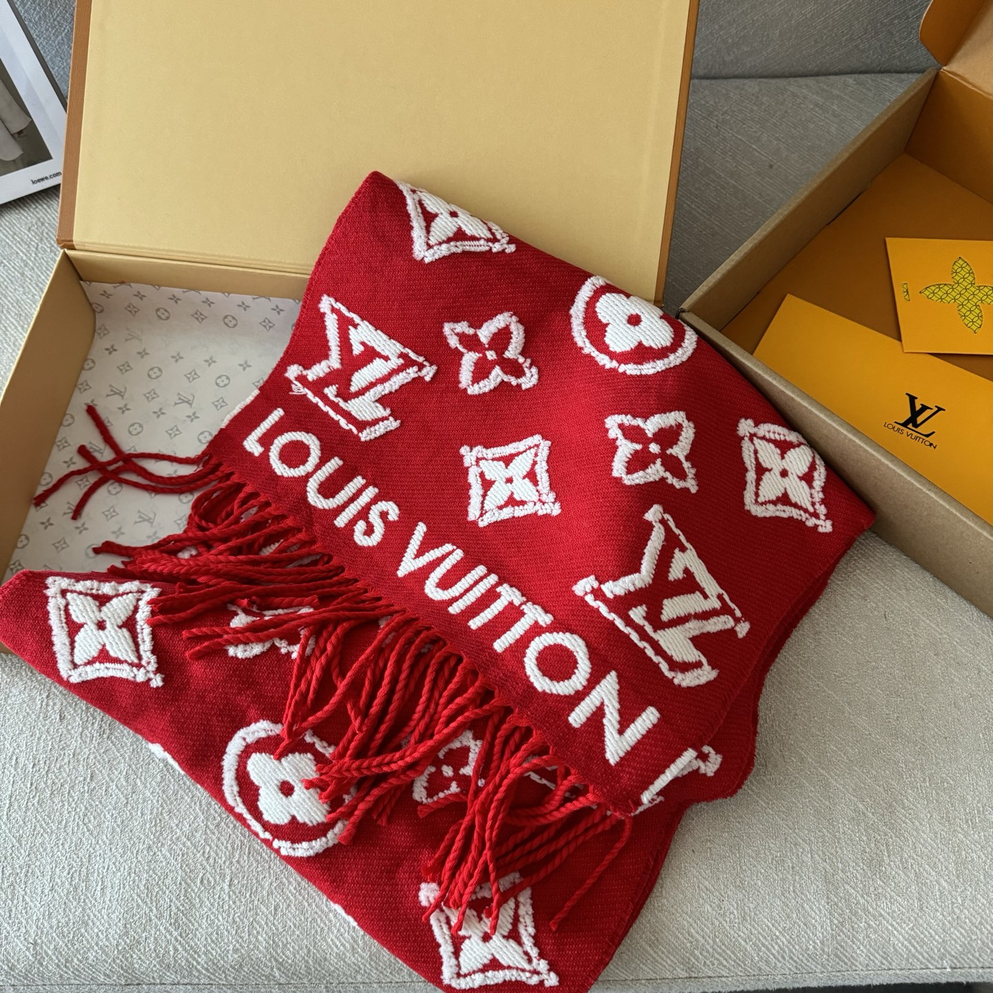 红色出货 LV3D围巾为柔软毛绒混纺织入Monogram图案，再以撞色羊毛皮演绎瞩目3D效果。剪花工艺令