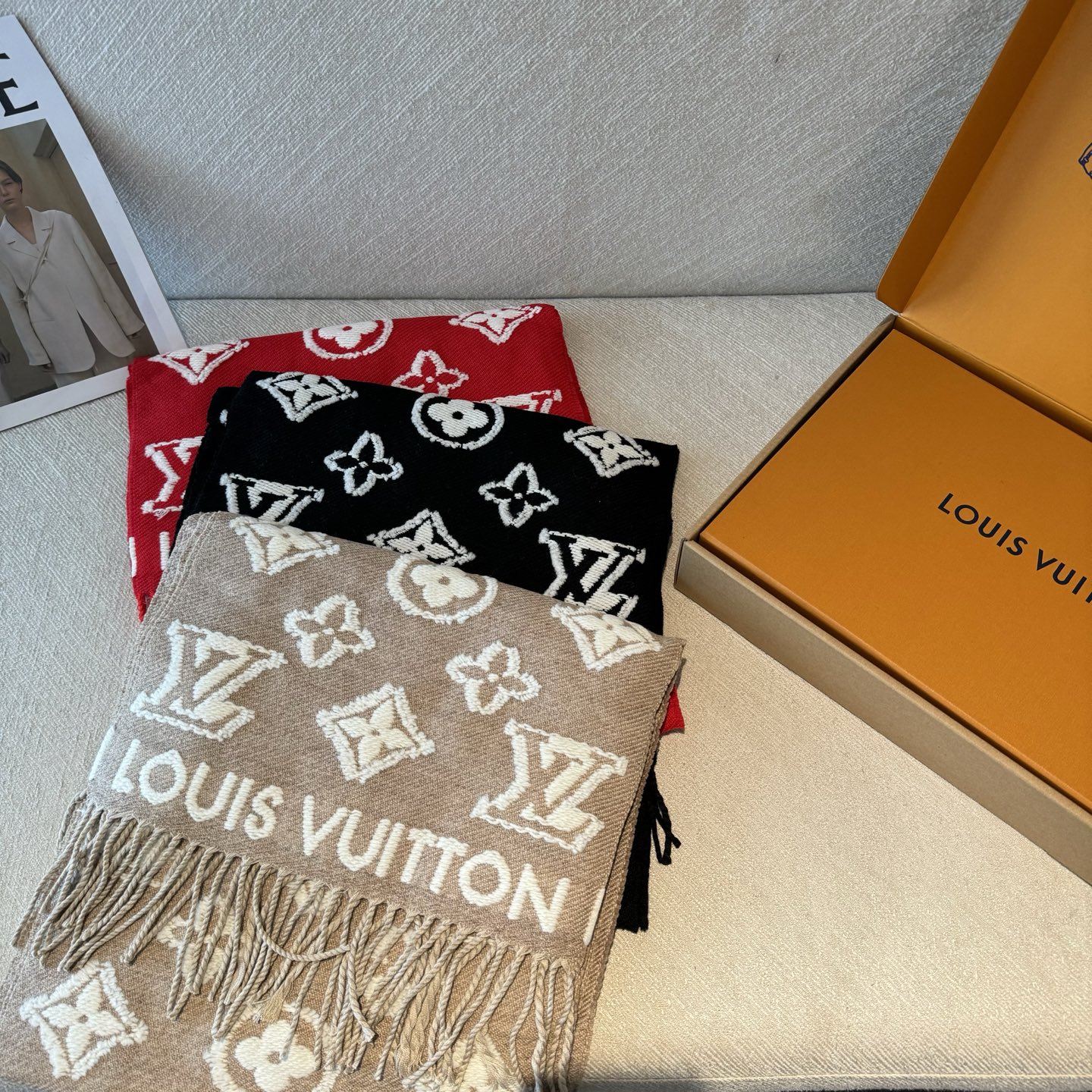 红色出货 LV3D围巾为柔软毛绒混纺织入Monogram图案，再以撞色羊毛皮演绎瞩目3D效果。剪花工艺令