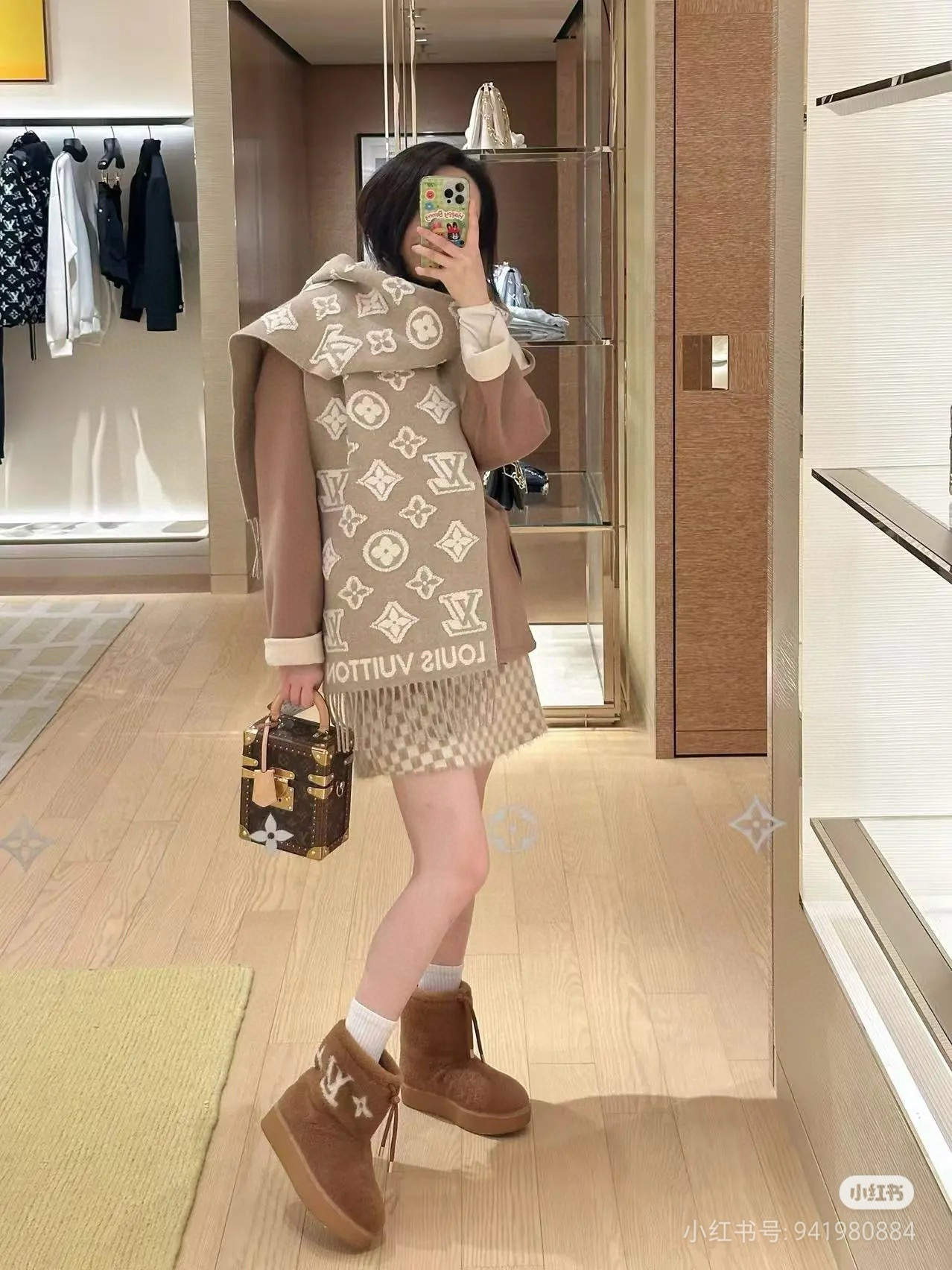 出货 LV3D围巾为柔软毛绒混纺织入Monogram图案，再以撞色羊毛皮演绎瞩目3D效果。剪花工艺令两面