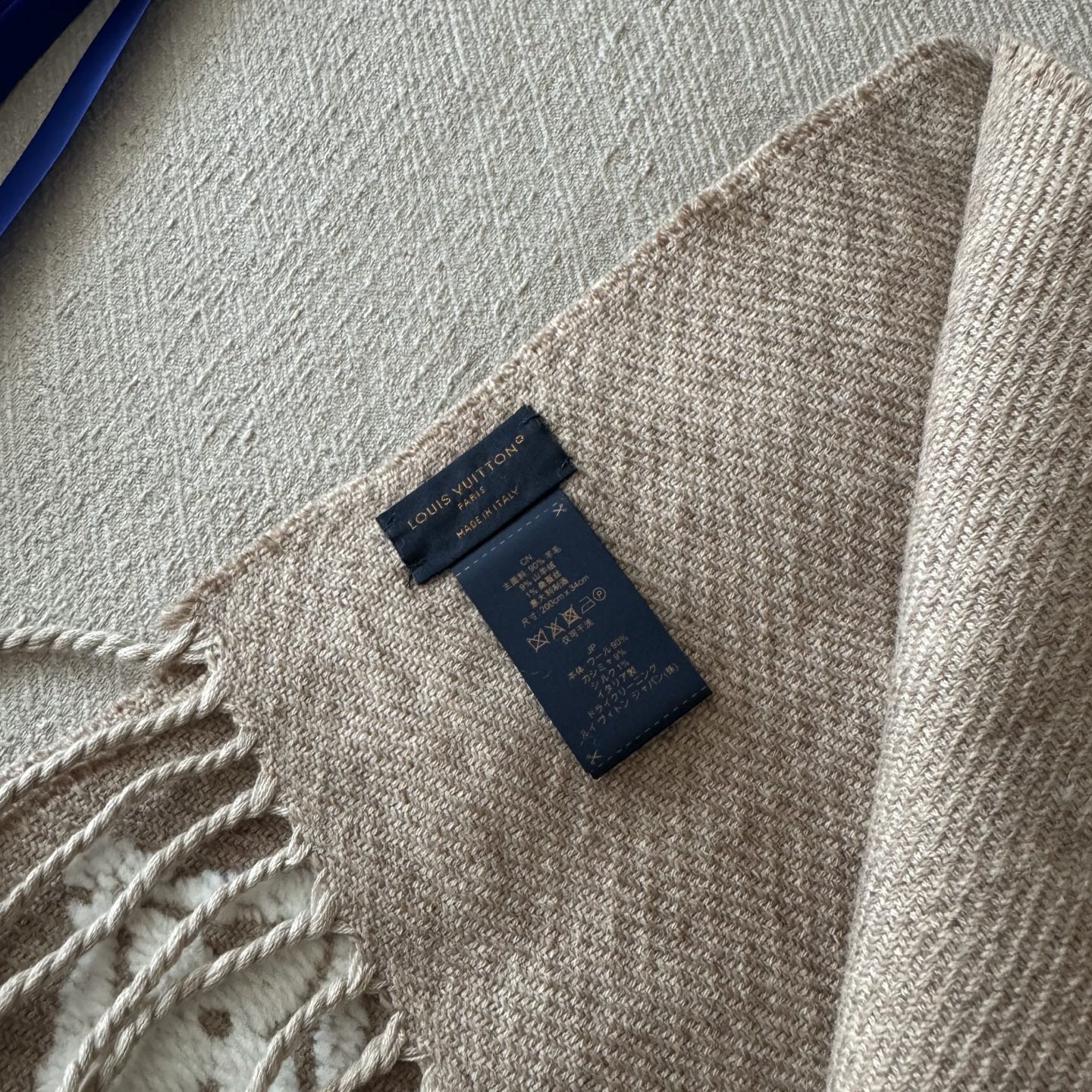 出货 LV3D围巾为柔软毛绒混纺织入Monogram图案，再以撞色羊毛皮演绎瞩目3D效果。剪花工艺令两面