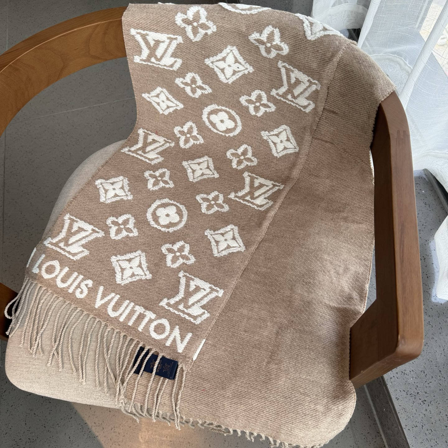 出货 LV3D围巾为柔软毛绒混纺织入Monogram图案，再以撞色羊毛皮演绎瞩目3D效果。剪花工艺令两面