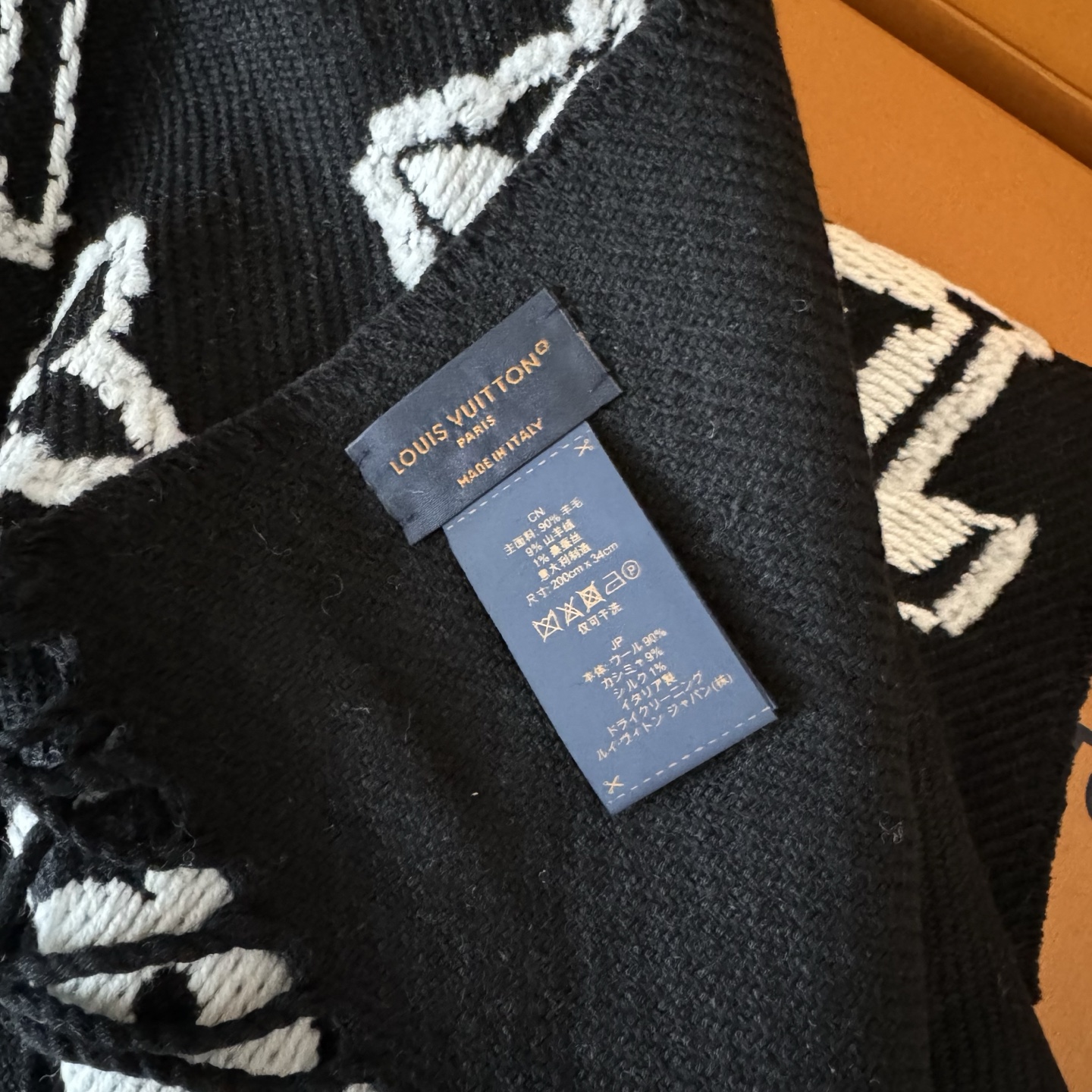 出货 LV3D围巾为柔软毛绒混纺织入Monogram图案，再以撞色羊毛皮演绎瞩目3D效果。剪花工艺令两面