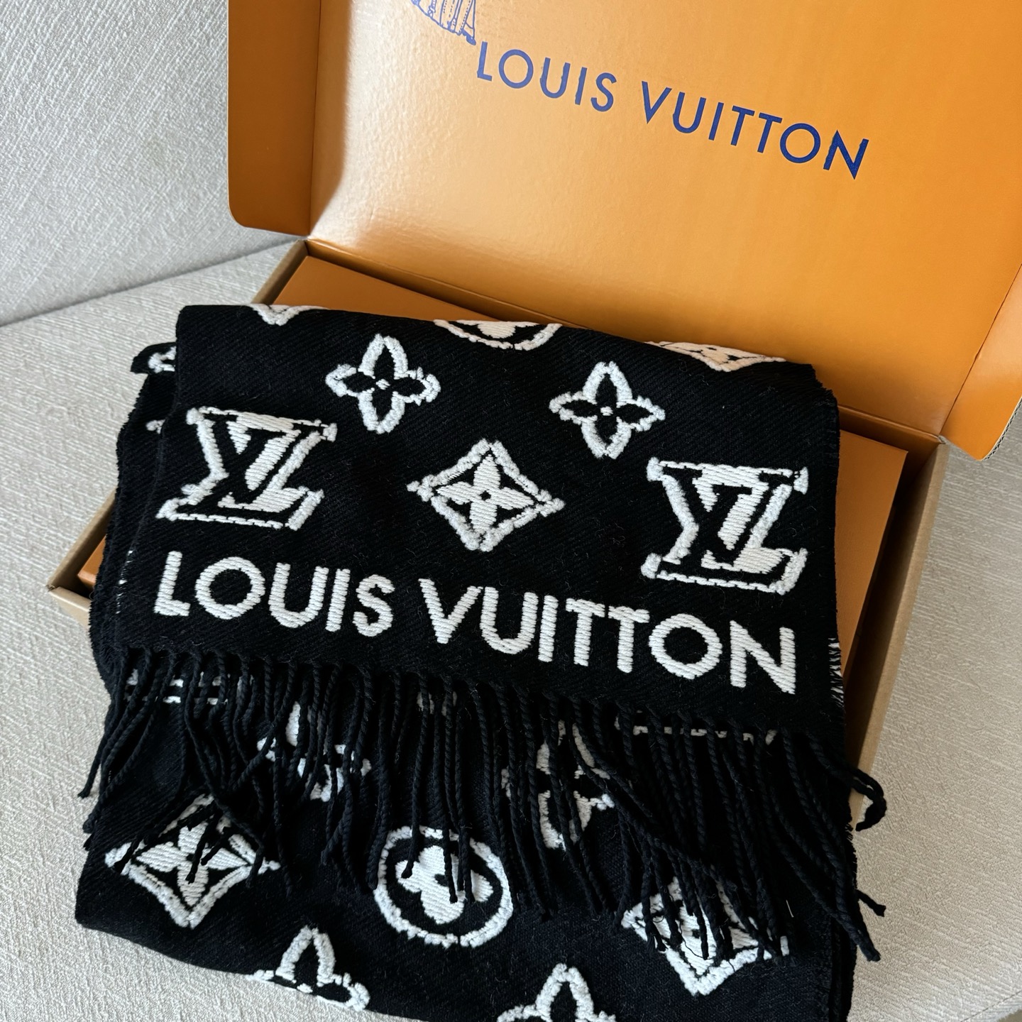 出货 LV3D围巾为柔软毛绒混纺织入Monogram图案，再以撞色羊毛皮演绎瞩目3D效果。剪花工艺令两面