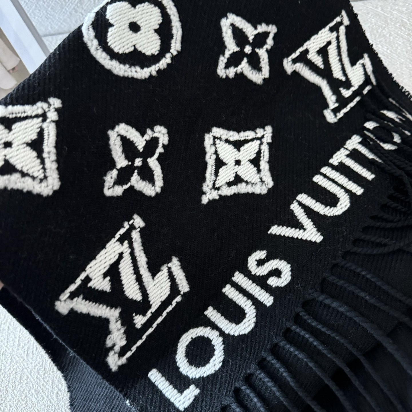 出货 LV3D围巾为柔软毛绒混纺织入Monogram图案，再以撞色羊毛皮演绎瞩目3D效果。剪花工艺令两面