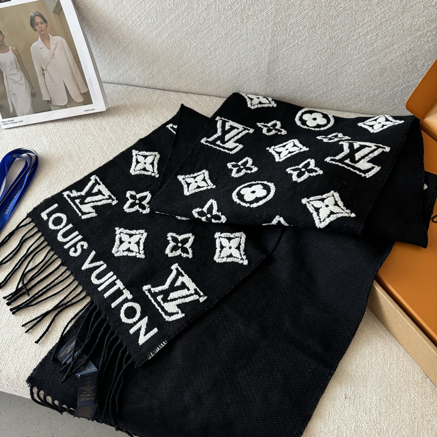 出货 LV3D围巾为柔软毛绒混纺织入Monogram图案，再以撞色羊毛皮演绎瞩目3D效果。剪花工艺令两面