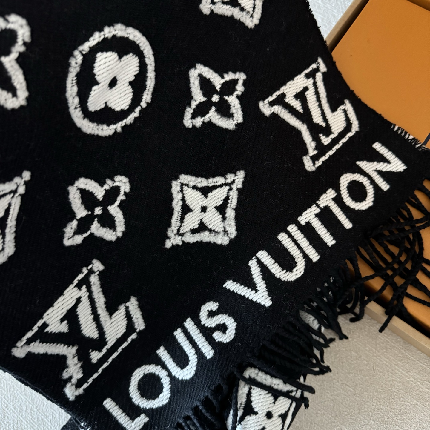 出货 LV3D围巾为柔软毛绒混纺织入Monogram图案，再以撞色羊毛皮演绎瞩目3D效果。剪花工艺令两面