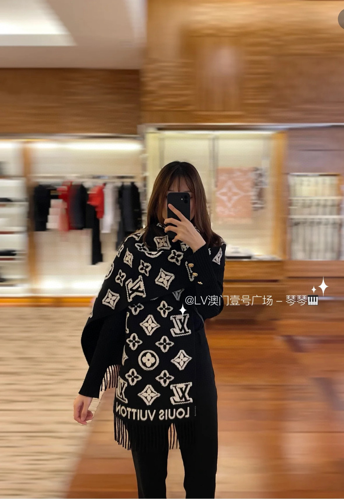 出货 LV3D围巾为柔软毛绒混纺织入Monogram图案，再以撞色羊毛皮演绎瞩目3D效果。剪花工艺令两面