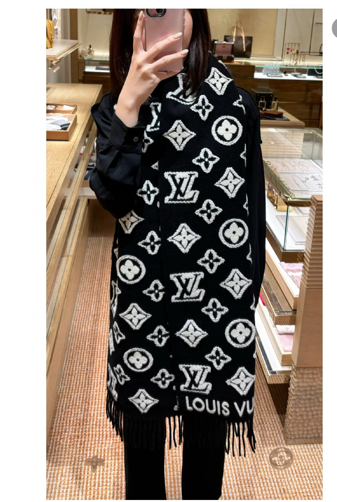 出货 LV3D围巾为柔软毛绒混纺织入Monogram图案，再以撞色羊毛皮演绎瞩目3D效果。剪花工艺令两面