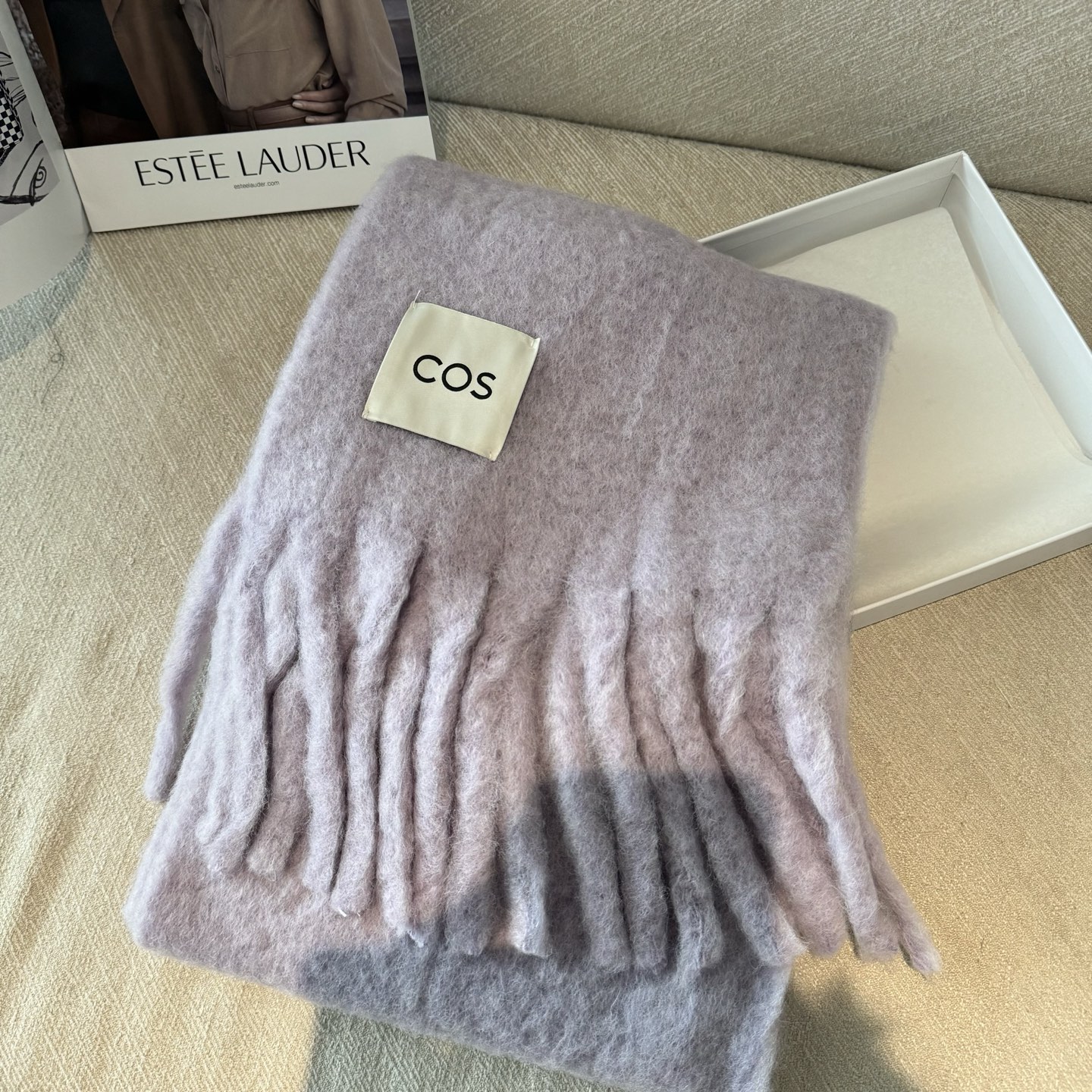 NO:619760,2025 Xiaohongshu’s latest popular model COS brand classic big Saturn mohair scarf British fashion designer, the mother of punk fashion!  Fashionable style, strong quality, super beautiful design!  Simple and elegant, with exquisite embroidered logo, you don’t have to worry about it not looking good, because it has classic elements and a modern new design!  The perfect choice for gifting, fully showing your personality. The quality of the jewelry is very high. It gives people the aura of a famous brand and is very delicate at the same time. It can elevate the whole person to several levels. It is definitely worth buying. Size 30* high version scarf, high version scarf198609092025小红书最新走火爆款 COS品牌 经典大土星马海毛围巾英国时装设计师,时装的朋克之母！时尚潮流风格,品质强大,超美的设计！简约大气刺绣Logo精致这个款不用担心不好看,因为经典的元素洋气的新设计！赠礼的完美之选,充分展现个性风范.品质非常整个首饰给人大牌气场的同时又非常精致,让整个人的层次提升好几个level绝对值得入手 尺寸30*高版本围巾,高版本围巾,scarf