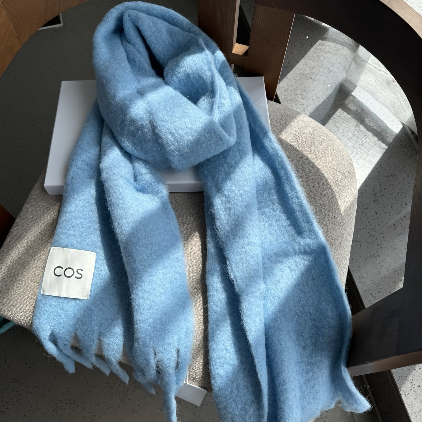 小红书最新走火爆款 COS品牌 🪐✨经典大土星马海毛围巾🧣英国时装设计师，时装的朋克之母！时尚潮流风格，