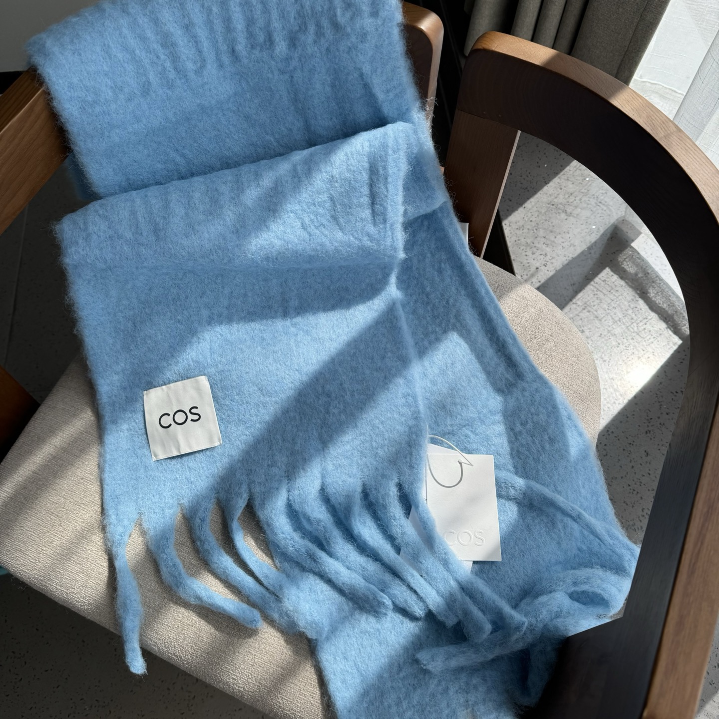 小红书最新走火爆款 COS品牌 🪐✨经典大土星马海毛围巾🧣英国时装设计师，时装的朋克之母！时尚潮流风格，