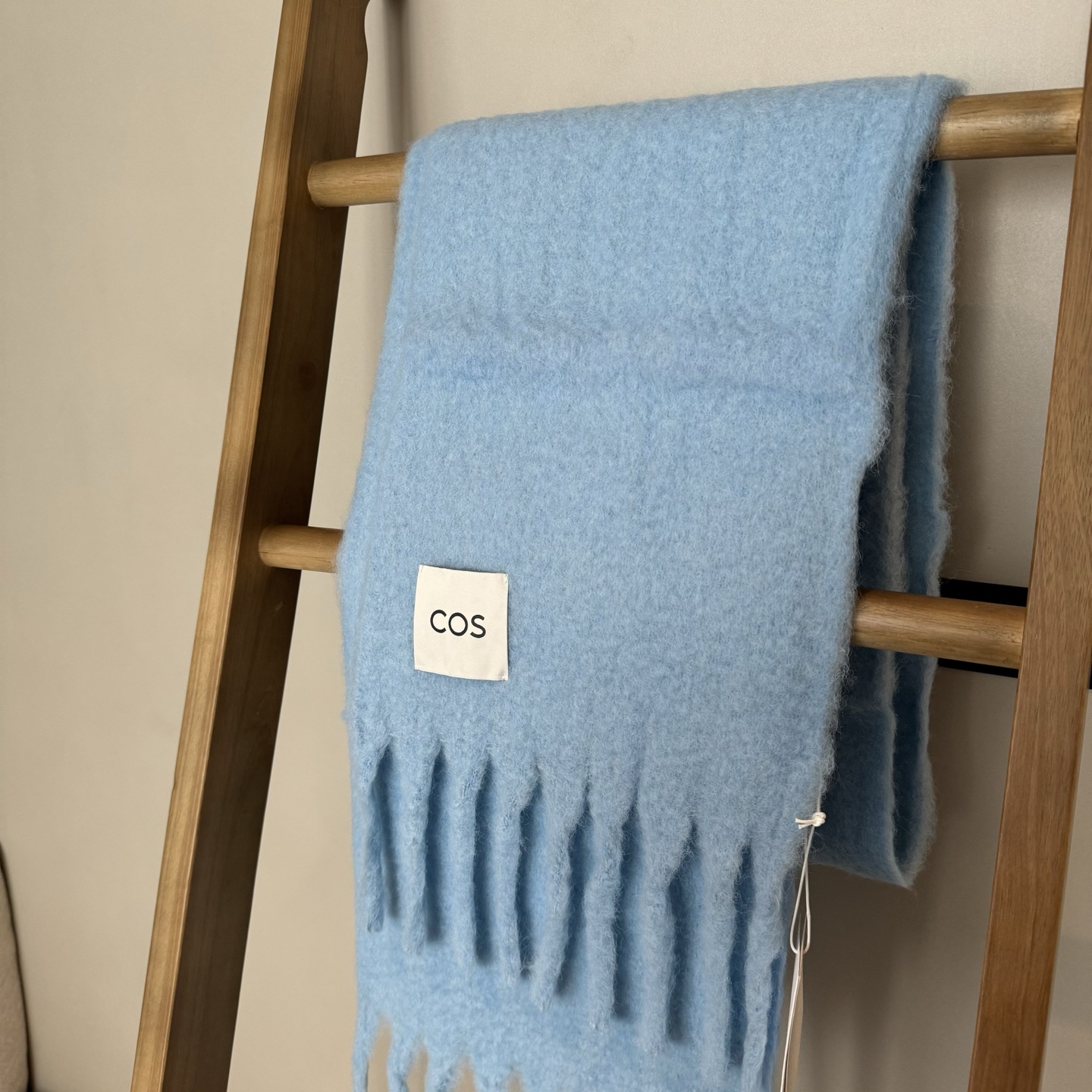 小红书最新走火爆款 COS品牌 🪐✨经典大土星马海毛围巾🧣英国时装设计师，时装的朋克之母！时尚潮流风格，