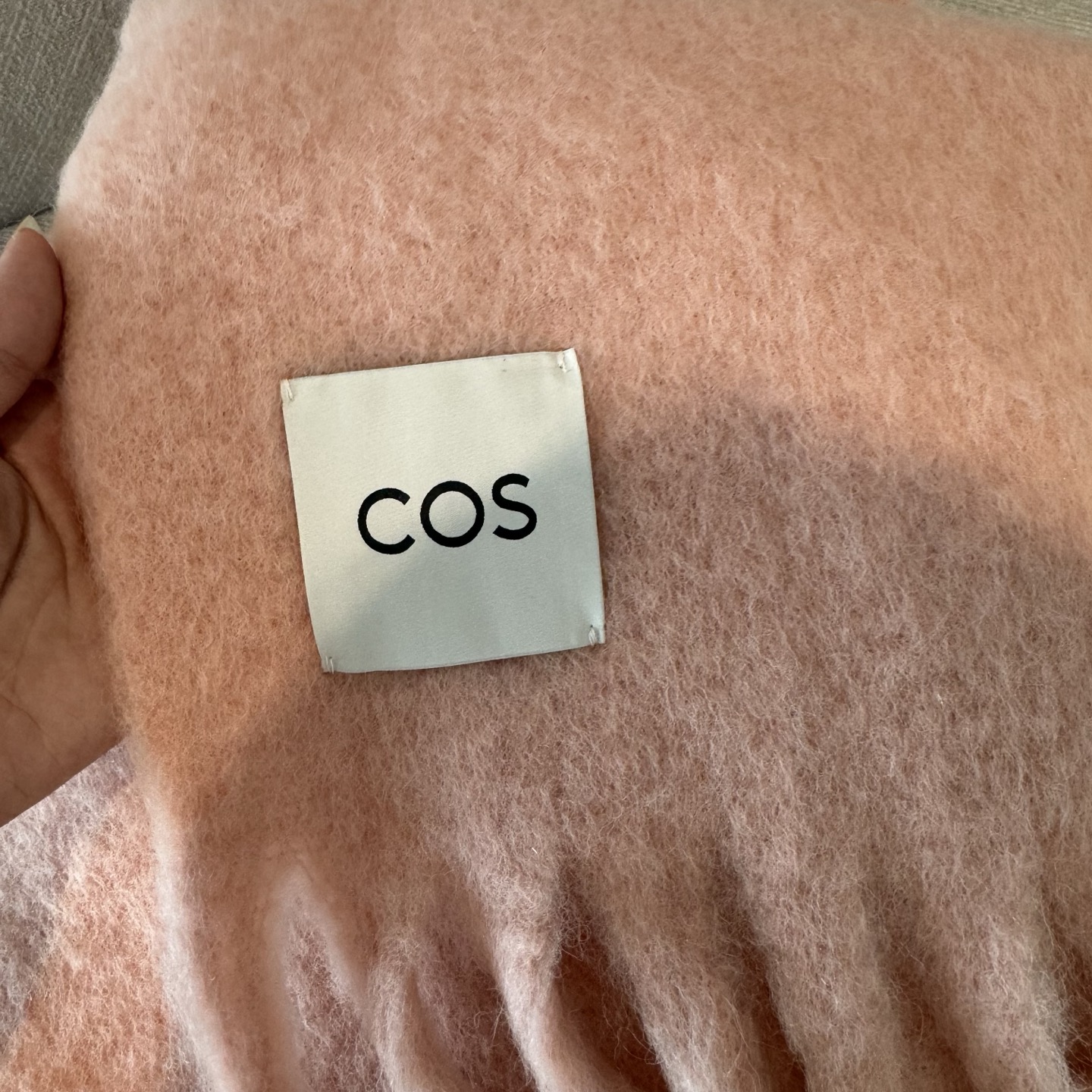 小红书最新走火爆款 COS品牌 🪐✨经典大土星马海毛围巾🧣英国时装设计师，时装的朋克之母！时尚潮流风格，