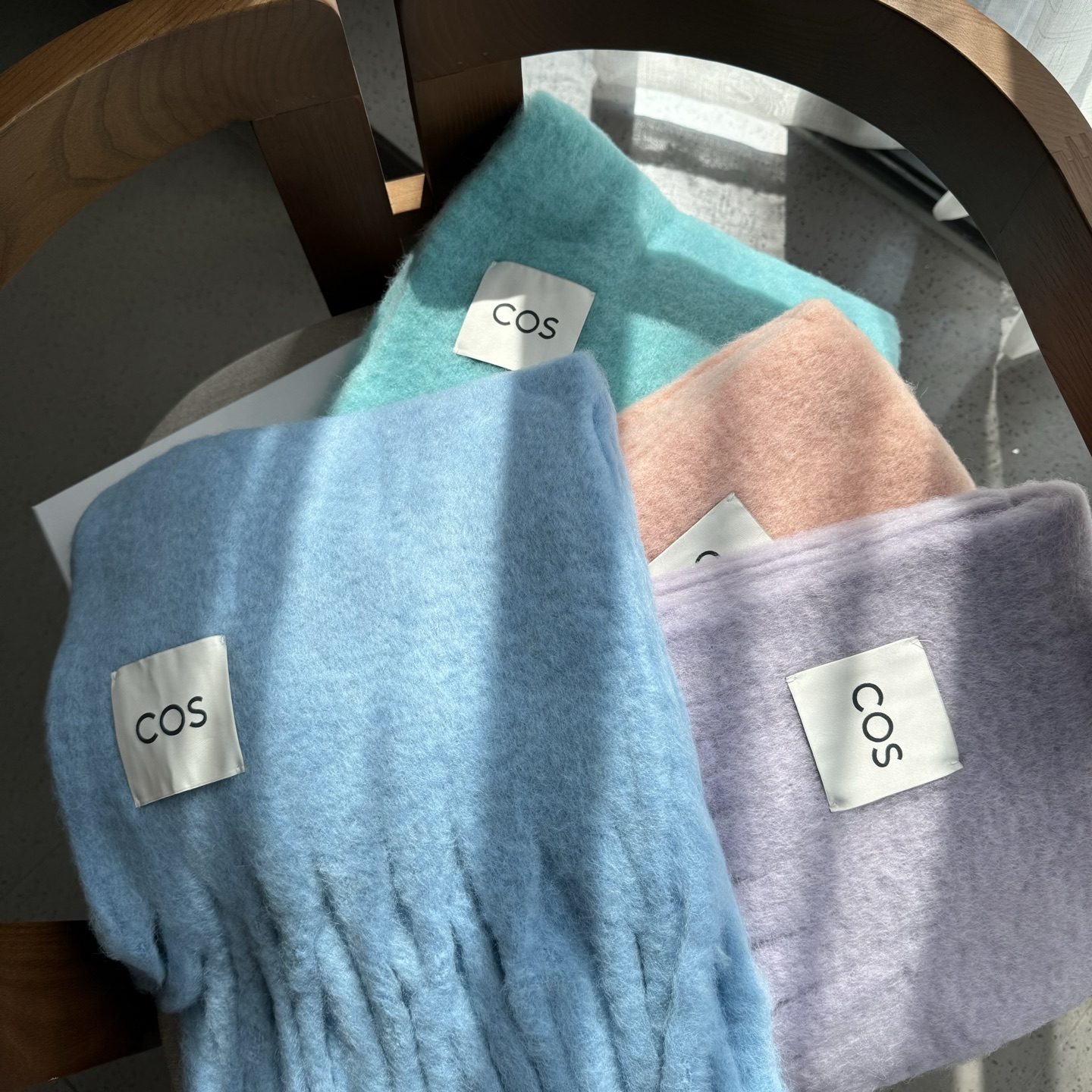 小红书最新走火爆款 COS品牌 🪐✨经典大土星马海毛围巾🧣英国时装设计师，时装的朋克之母！时尚潮流风格，