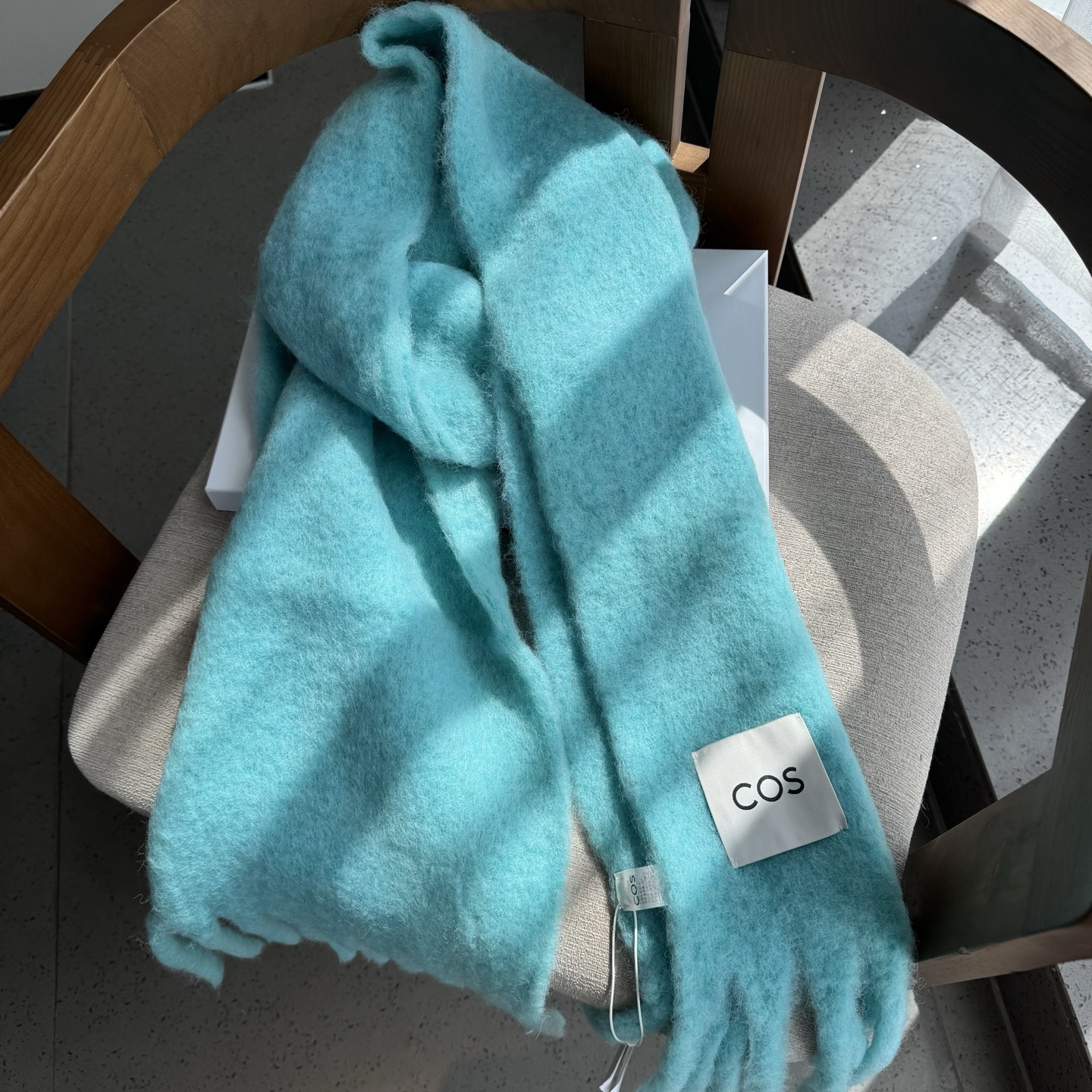 小红书最新走火爆款 COS品牌 🪐✨经典大土星马海毛围巾🧣英国时装设计师，时装的朋克之母！时尚潮流风格，