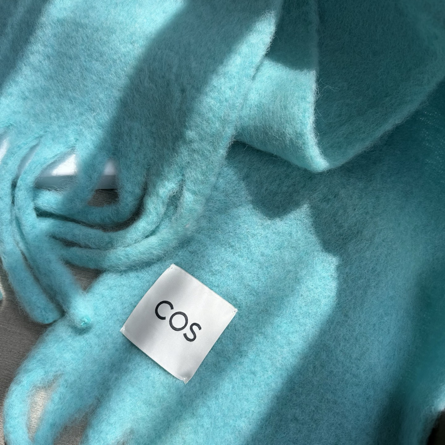 小红书最新走火爆款 COS品牌 🪐✨经典大土星马海毛围巾🧣英国时装设计师，时装的朋克之母！时尚潮流风格，