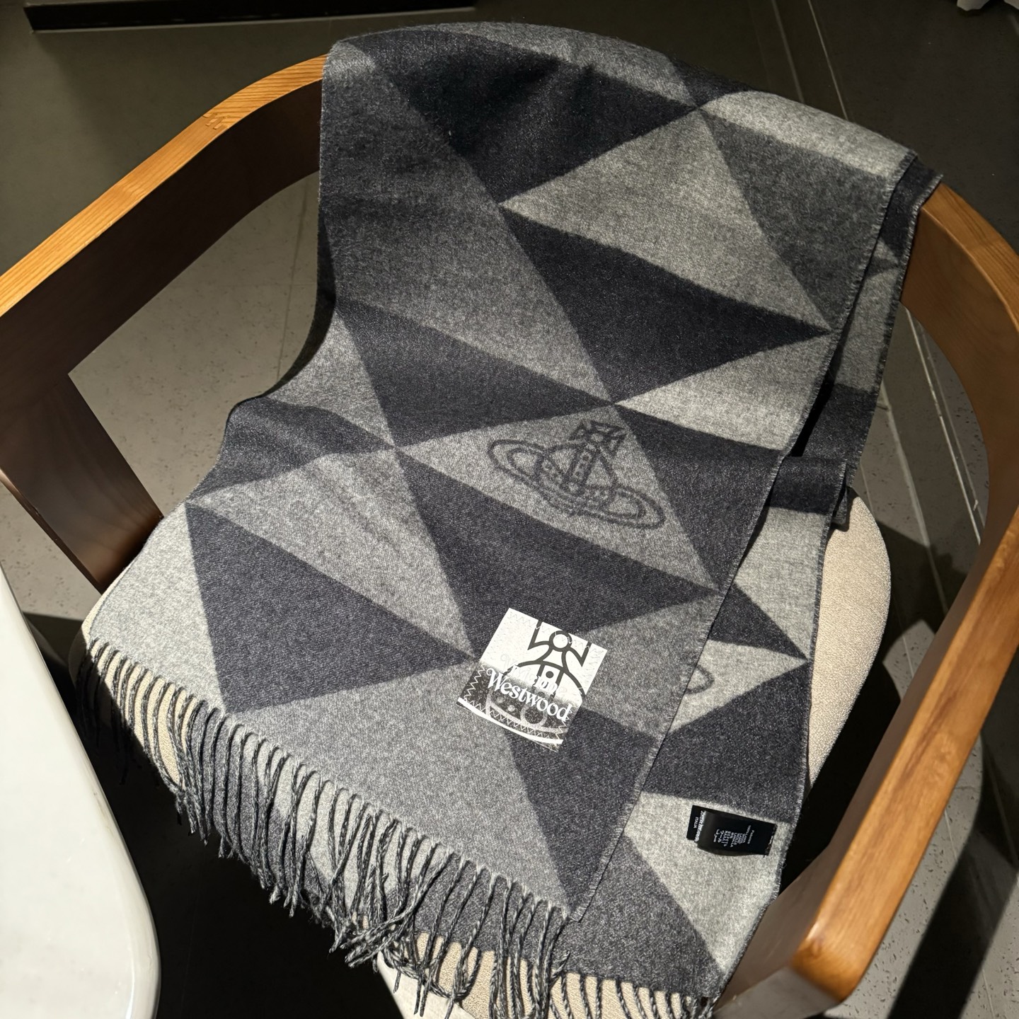 𝐕𝐢𝐯𝐢𝐞𝐧𝐧𝐞 𝐖𝐞𝐬𝐭𝐰𝐨𝐨𝐝🪐✨经典大土星围巾 vivienne westwood西太后土星 英国