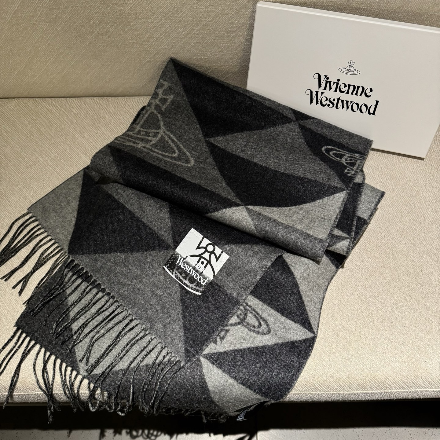 𝐕𝐢𝐯𝐢𝐞𝐧𝐧𝐞 𝐖𝐞𝐬𝐭𝐰𝐨𝐨𝐝🪐✨经典大土星围巾 vivienne westwood西太后土星 英国