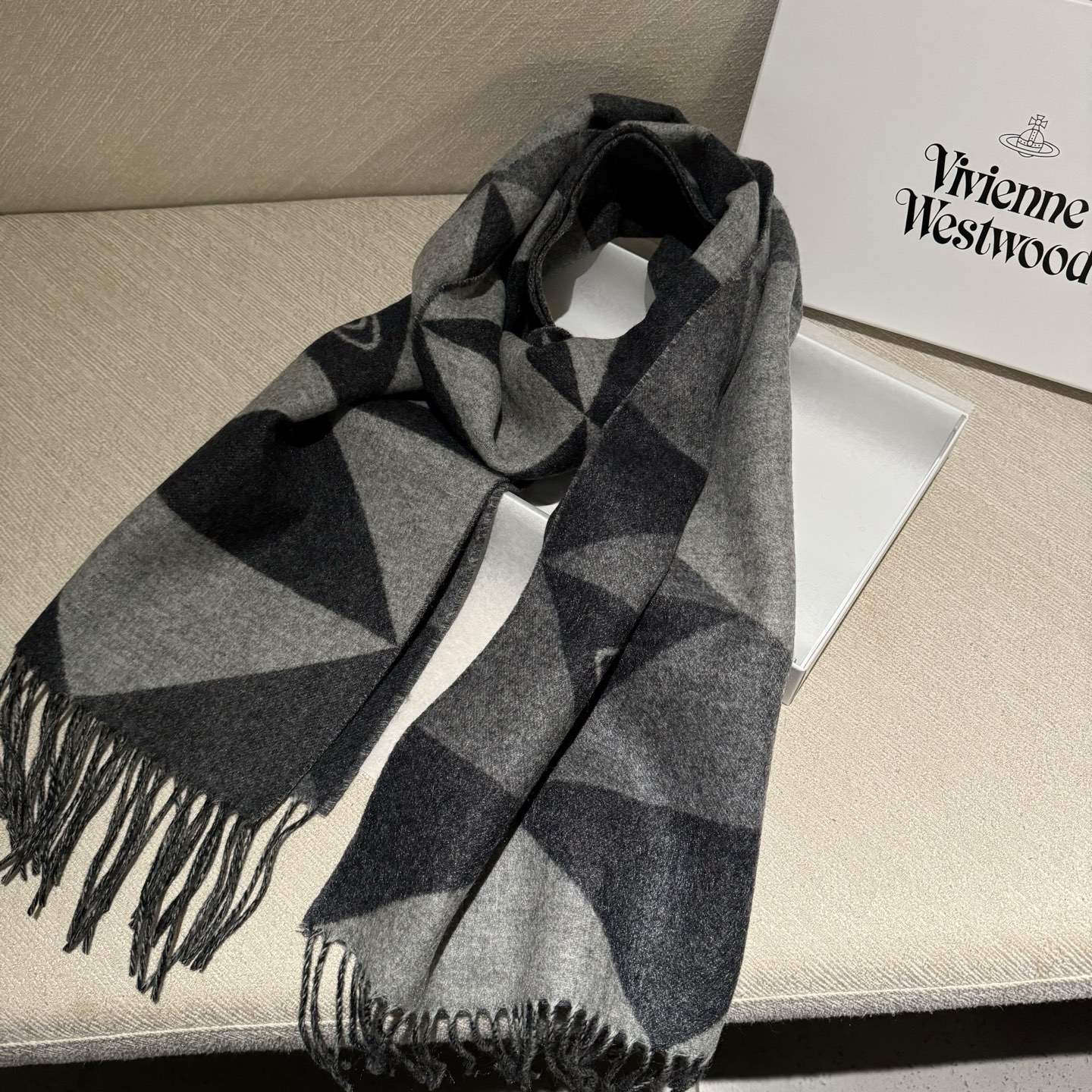 𝐕𝐢𝐯𝐢𝐞𝐧𝐧𝐞 𝐖𝐞𝐬𝐭𝐰𝐨𝐨𝐝🪐✨经典大土星围巾 vivienne westwood西太后土星 英国