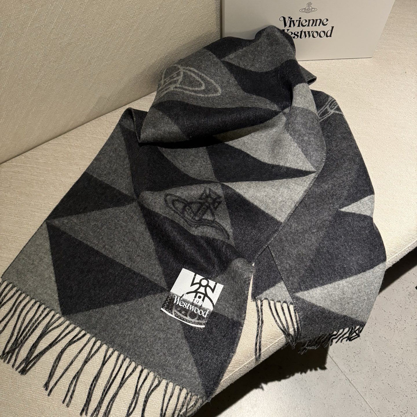 𝐕𝐢𝐯𝐢𝐞𝐧𝐧𝐞 𝐖𝐞𝐬𝐭𝐰𝐨𝐨𝐝🪐✨经典大土星围巾 vivienne westwood西太后土星 英国