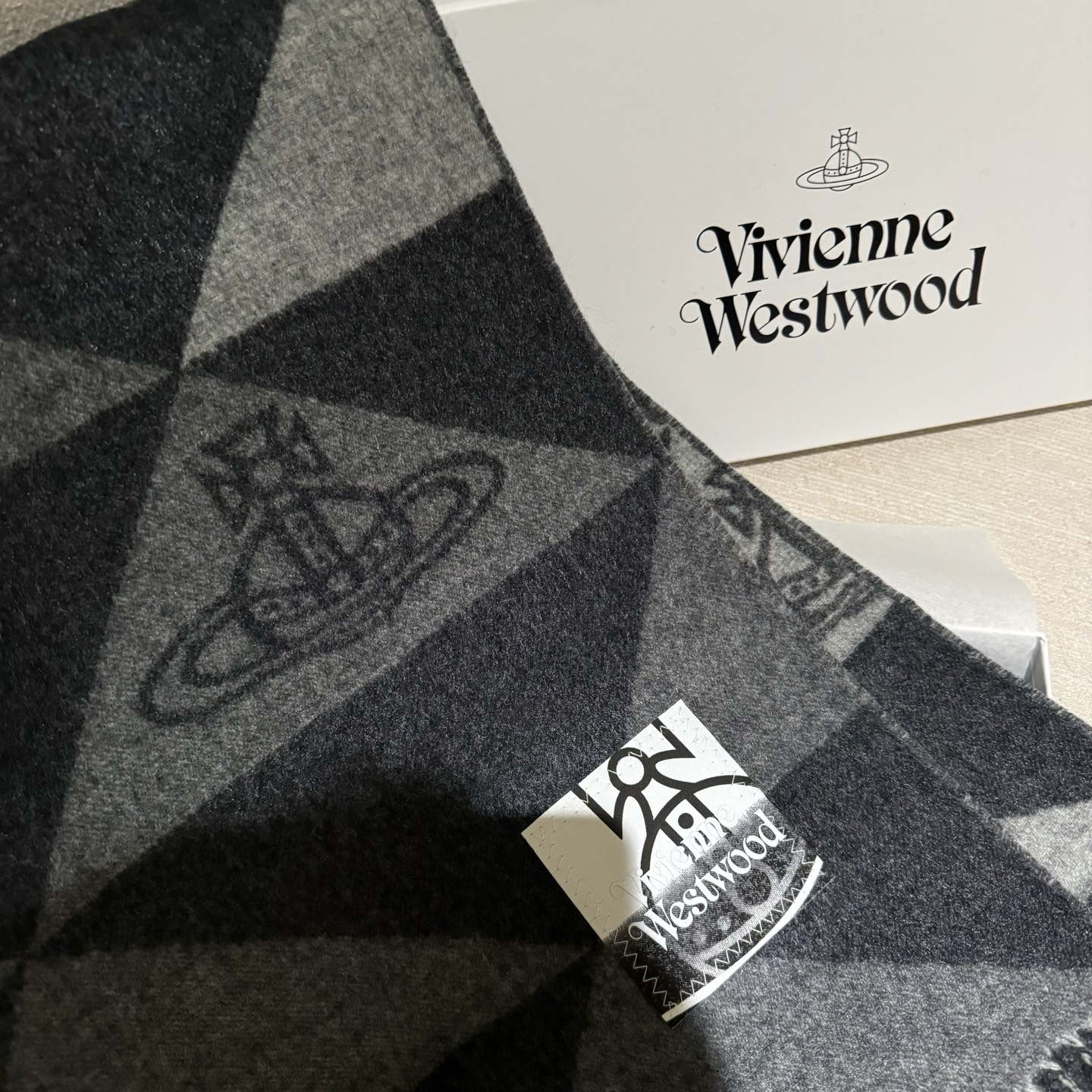 𝐕𝐢𝐯𝐢𝐞𝐧𝐧𝐞 𝐖𝐞𝐬𝐭𝐰𝐨𝐨𝐝🪐✨经典大土星围巾 vivienne westwood西太后土星 英国