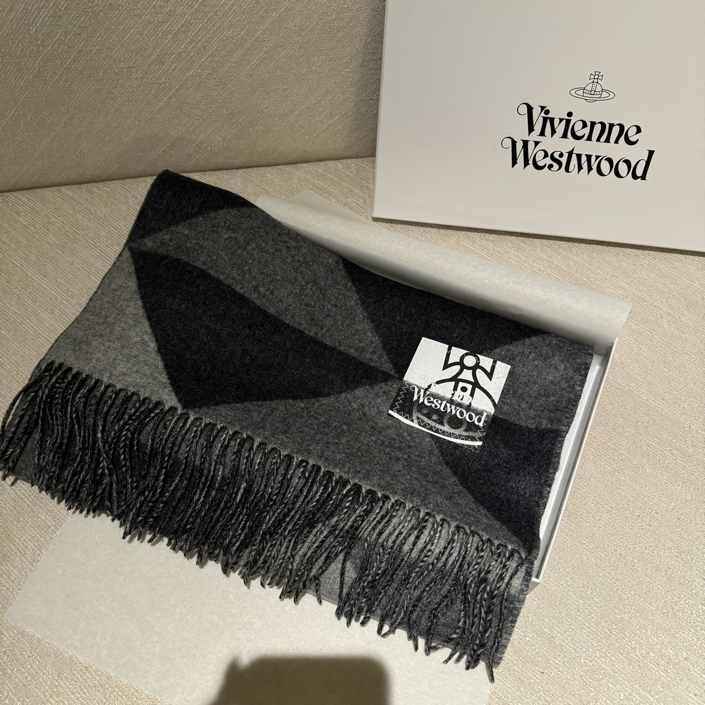 𝐕𝐢𝐯𝐢𝐞𝐧𝐧𝐞 𝐖𝐞𝐬𝐭𝐰𝐨𝐨𝐝🪐✨经典大土星围巾 vivienne westwood西太后土星 英国