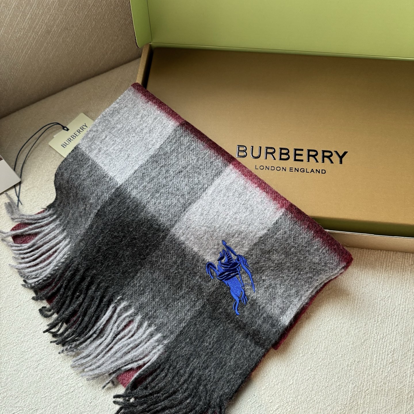🆕Burberry · 巴宝莉格子围巾❗️男士福利 好看的要疯掉了，太有型太有魅力了❗️❗️非常斯文时尚