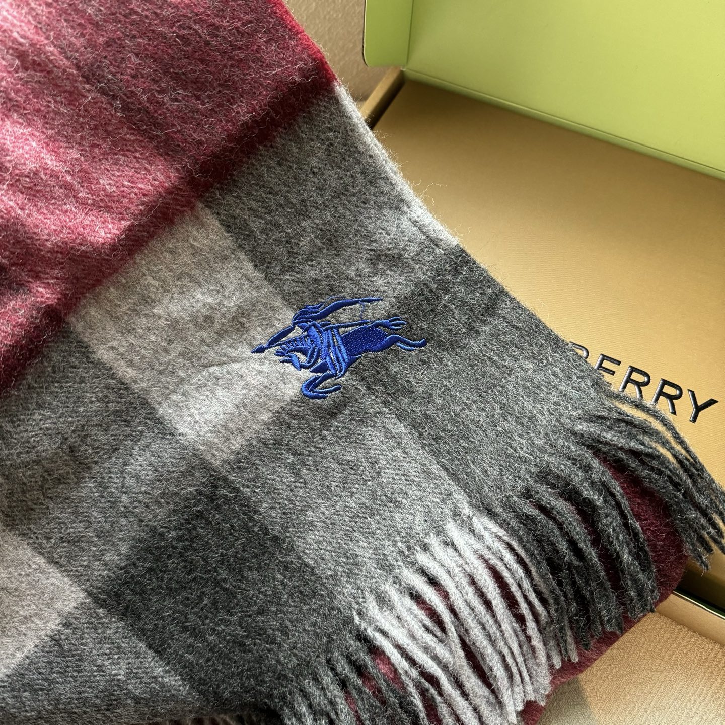 🆕Burberry · 巴宝莉格子围巾❗️男士福利 好看的要疯掉了，太有型太有魅力了❗️❗️非常斯文时尚