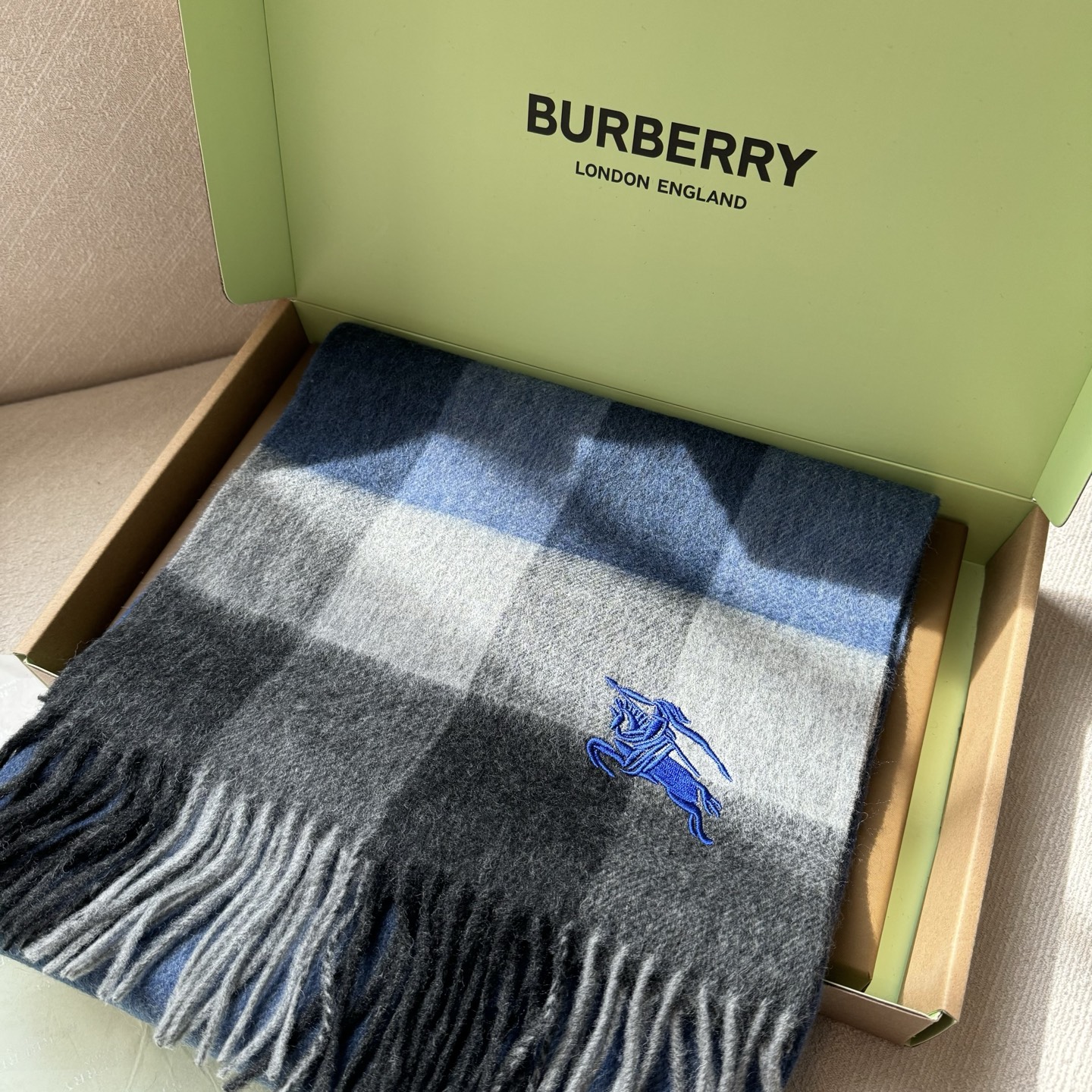 🆕Burberry · 巴宝莉格子围巾❗️男士福利 好看的要疯掉了，太有型太有魅力了❗️❗️非常斯文时尚