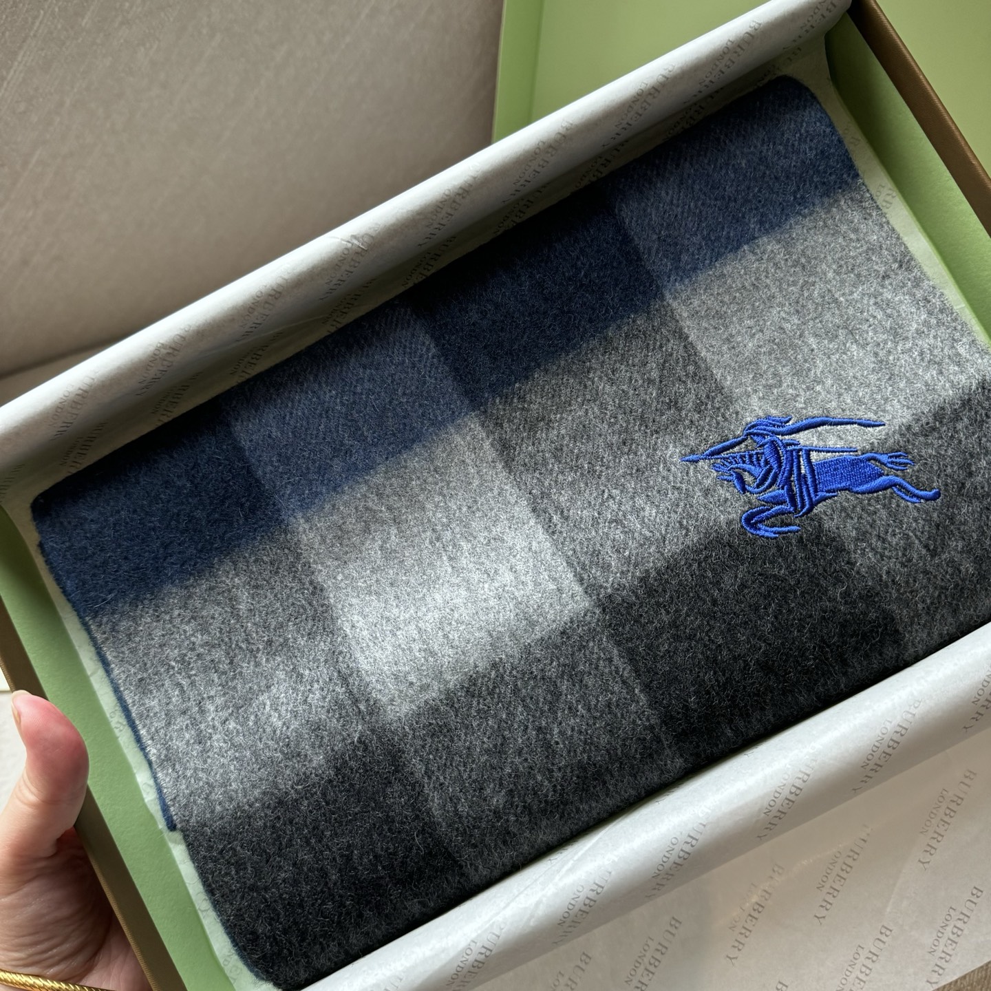 🆕Burberry · 巴宝莉格子围巾❗️男士福利 好看的要疯掉了，太有型太有魅力了❗️❗️非常斯文时尚