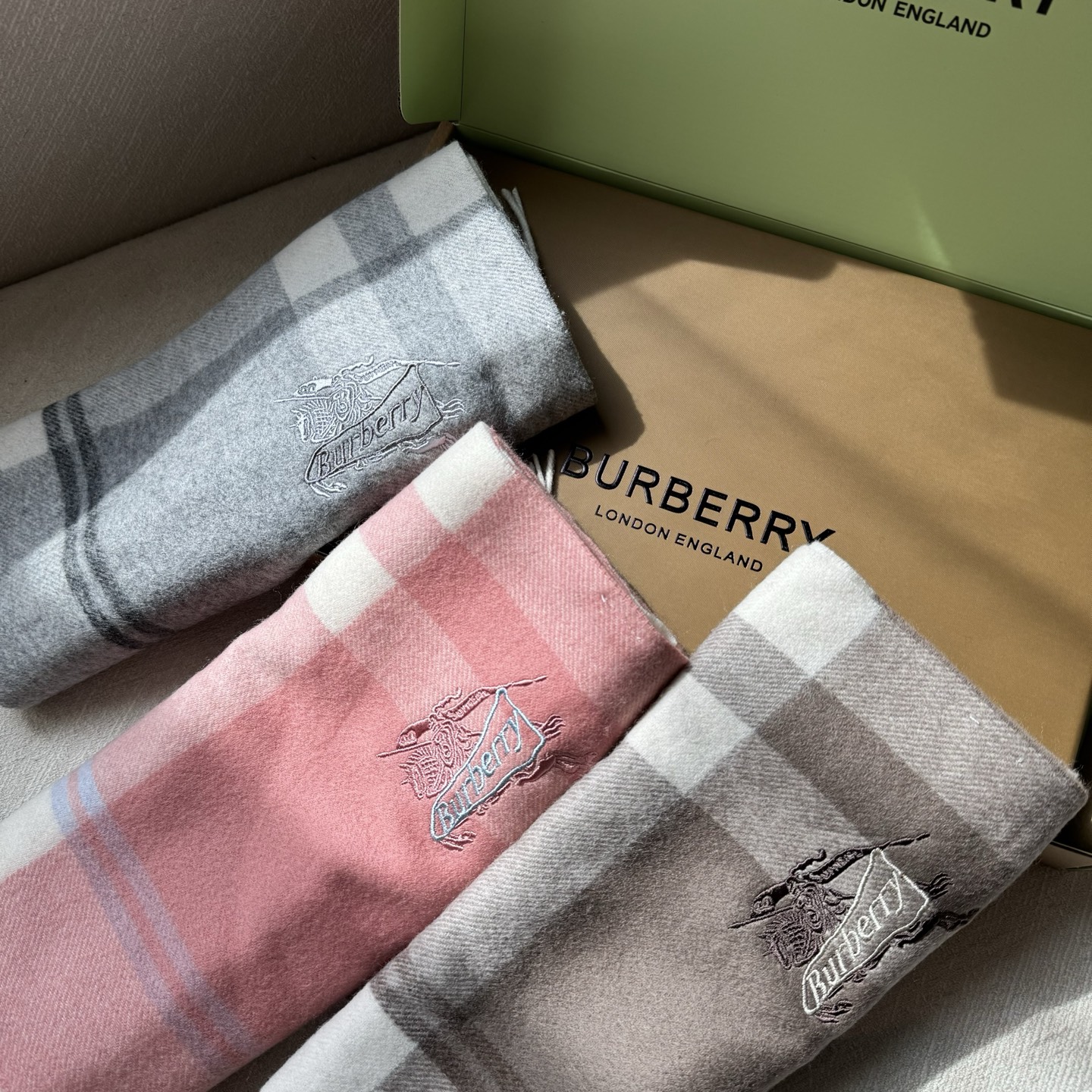 双面围巾 🆕Burberry · 巴宝莉格子围巾❗️好看的要疯掉了，太有型太有魅力了❗️❗️非常斯文时尚