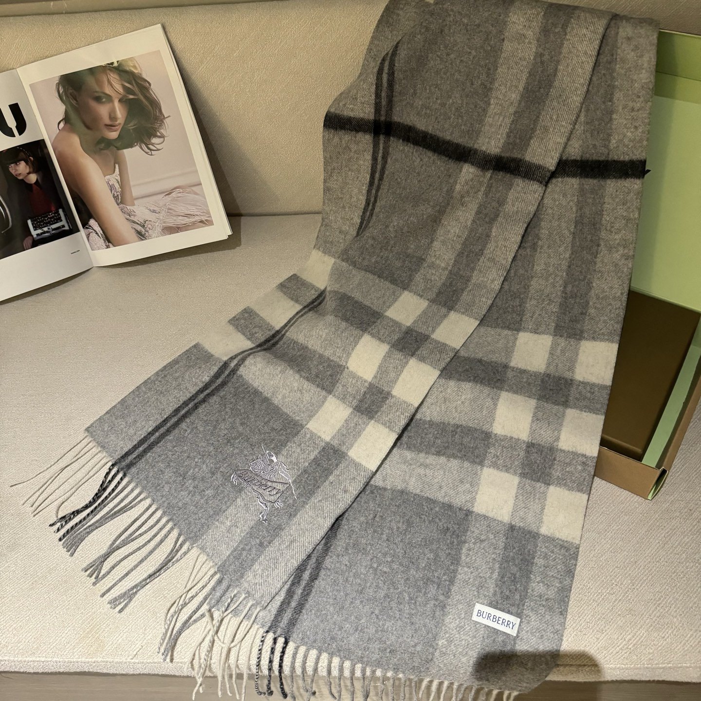 双面围巾 🆕Burberry · 巴宝莉格子围巾❗️好看的要疯掉了，太有型太有魅力了❗️❗️非常斯文时尚