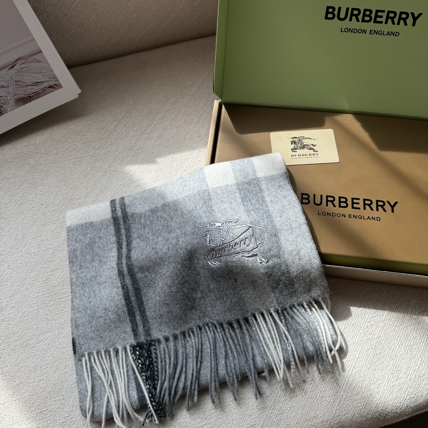 双面围巾 🆕Burberry · 巴宝莉格子围巾❗️好看的要疯掉了，太有型太有魅力了❗️❗️非常斯文时尚