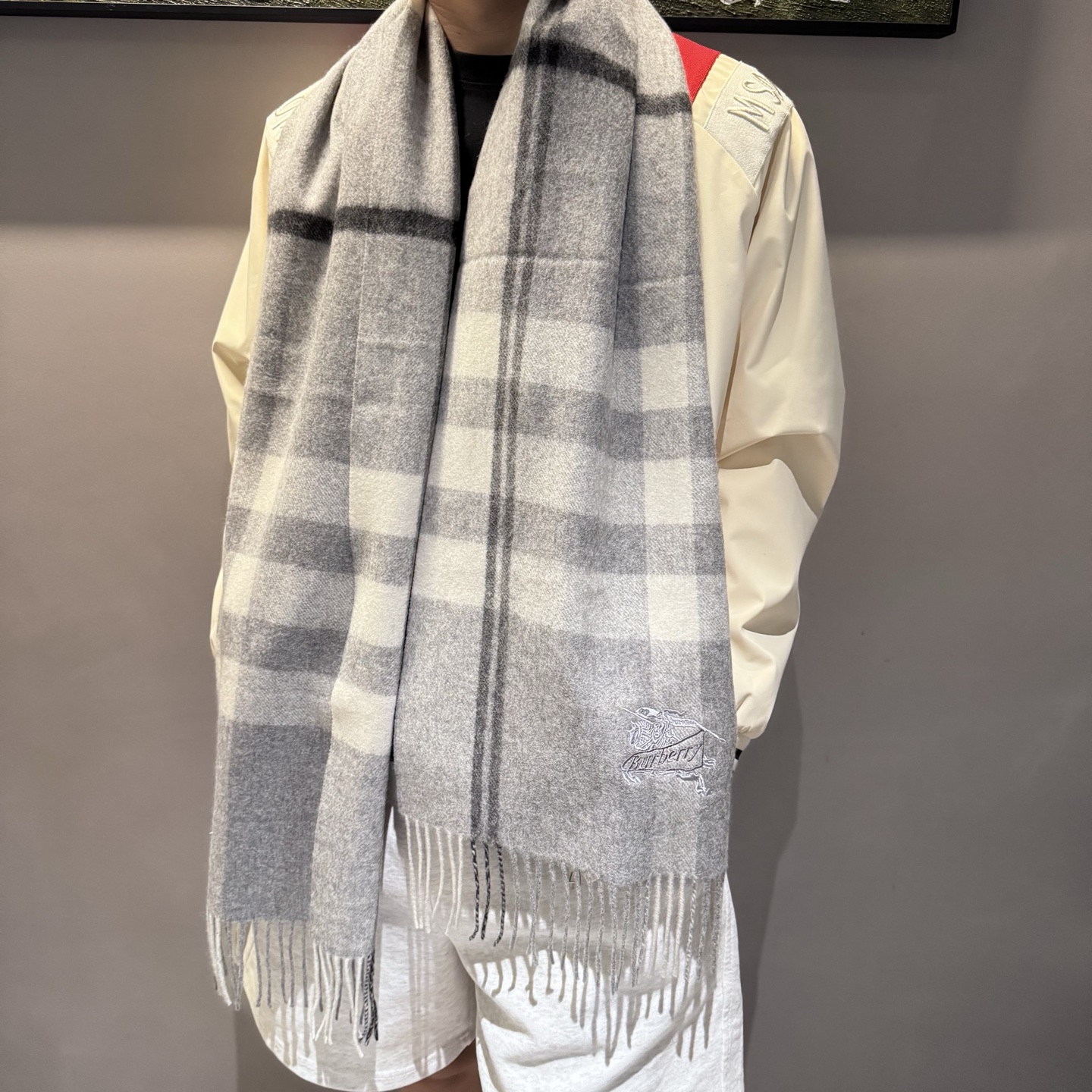 NO:620006,Burberry · Burberry's double-sided scarf is so beautiful that it's so stylish and charming. It's a very elegant and fashionable autumn and winter item!  I really like it. It’s a very classic men’s design made of lambskin. It feels really great on the upper body and looks good on any waist!  !  This style is really worth buying with your eyes closed, and it can be easily worn by any age group!  !  !  30*180cm high version scarf, high version scarf, burberry, burberry19860909Burberry · 巴宝莉双面围巾好看的要疯掉了,太有型太有魅力了非常斯文时尚的秋冬单品！真的很喜欢,非常Classical的男款设计羔绒,手感真的绝了上身效果真的随便怎么围都好看！！这种款式真的闭着眼买,任何年龄层都轻松驾驭！！！30*180cm高版本围巾,高版本围巾,burberry,burberry,scarf