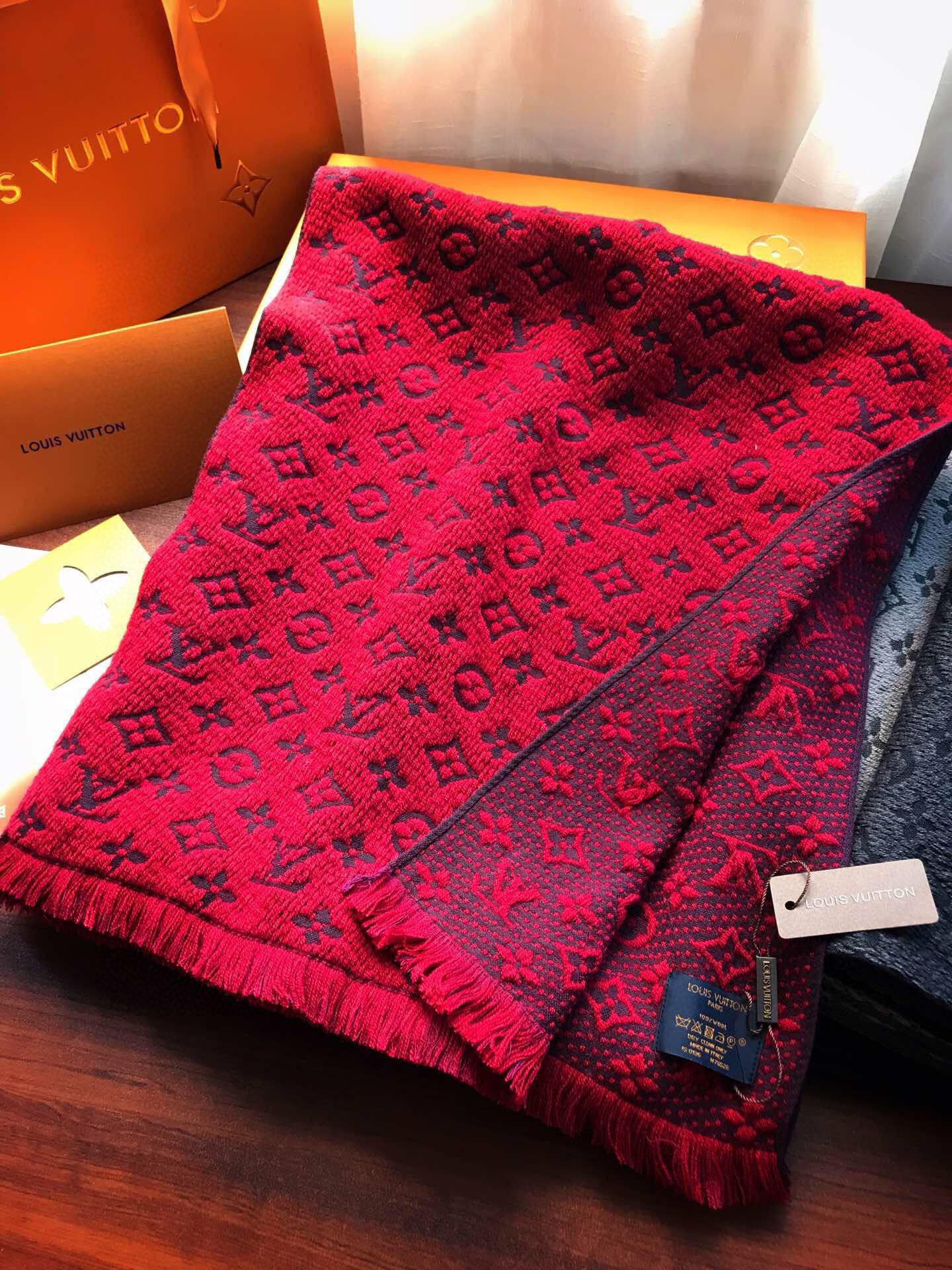 NO:602713,I am very satisfied with our men's scarves and treasure them~~ There are really very few men's scarves, only a few models are released a year, and they are all export orders, so they are rare. Men's things should be small but refined, so you must buy good-looking men's models!  This LV men's scarf has a very masculine style. It is a very Classic design among men's models. The classic large-area fabric is made of cashmere supplied by customers. It is super soft and waxy, and the delicate softness is very good. The upper body effect is incomparable, beautiful and simple, and it has a super good-looking color matching. Any boy will like it.  It’s a model, very delicate embellishment of presbyopia, texture is not ostentatious ~ there is a little leftover at the end of the order to benefit everyone ~ cashmere, the size is 30*180cm, it is suitable for formal wear or casual wear ~ it can be folded in half or hung in a circle, it is stylish for a gentleman ~ warm style high version scarf, high version scarf, louis  vuitton19860909超级中意非常稳我们的男款围巾且买且珍惜~~男款真的很少,一年也就出几款,都是出口订单所以比较难遇.男人的东西讲究少而精,好看的男款一定要收！这款LV男士围巾,款式很有男性魅力,是男款里非常Classical的设计,经典大方面料采用的是客供的羊绒,超级无敌软糯糯,细腻柔软度都非常的好,上身效果无敌好看大气简约,超级好看的男神配色,任何男生都会喜欢的款吧,老花非常精致的点缀,有质感不张扬~尾单余一丢丢福利大家~羊绒,规格30*180cm搭配正装或者搭配休闲装都很合适~对折挂围或者绕圈围都完全可以,绅士有型~有温度的风度高版本围巾,高版本围巾,louis vuitton,scarf